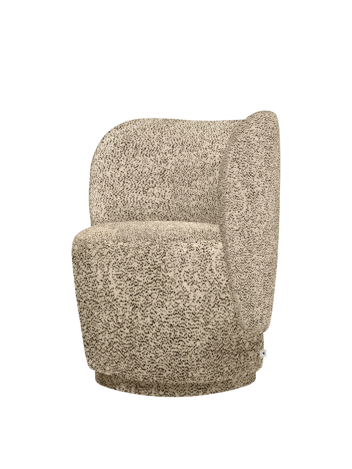 Drehsessel Rico Club von Ferm Living mit Poppy Velvet Bezug in Butter/Black, skulpturale Form und Kunststoff-Drehfuss, Detailansicht des Sitzmöbels.