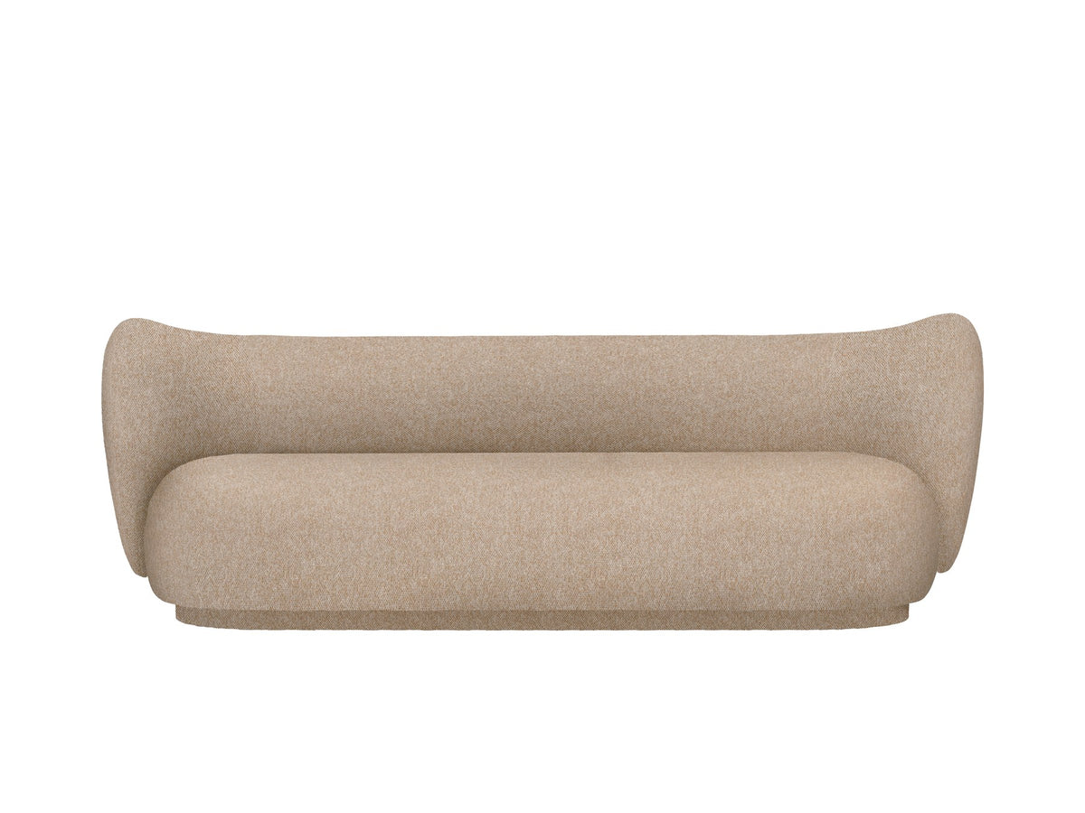 Beiges Off-White/Honig-farbenes 3-Sitzer Sofa Rico mit geschwungener Rückenlehne, Wollstoff-Bezug und niedrigen Kunststofffüssen von Ferm Living.