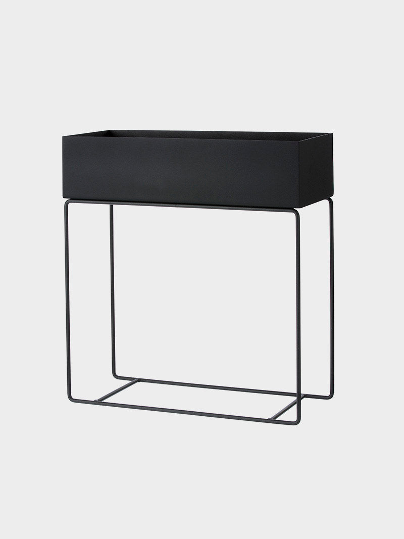 Plant Box in Schwarz präsentiert im Onlineshop von KAQTU Design AG. Pflanzentopf Outdoor ist von Ferm Living