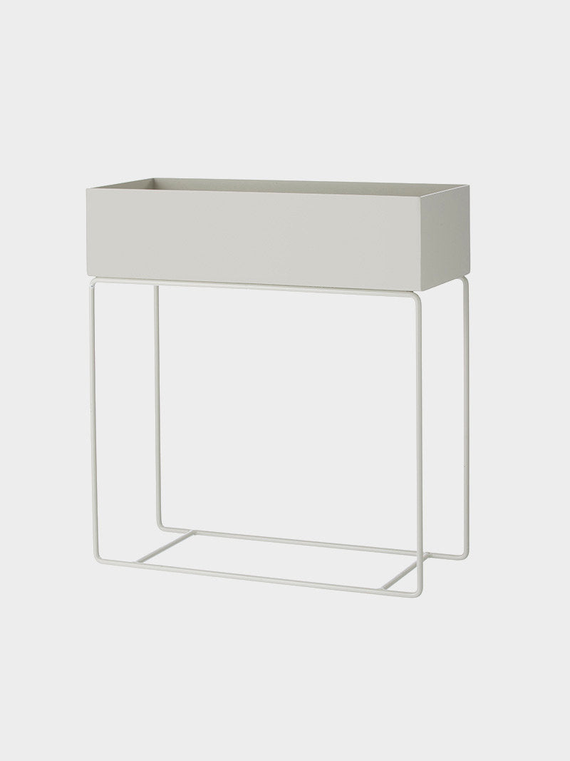 Pflanzenbox von Ferm Living in Kaschmir: rechteckiges Gefäss aus pulverbeschichtetem Metall auf dünnen, schlanken Beinen, für den Aussenbereich.