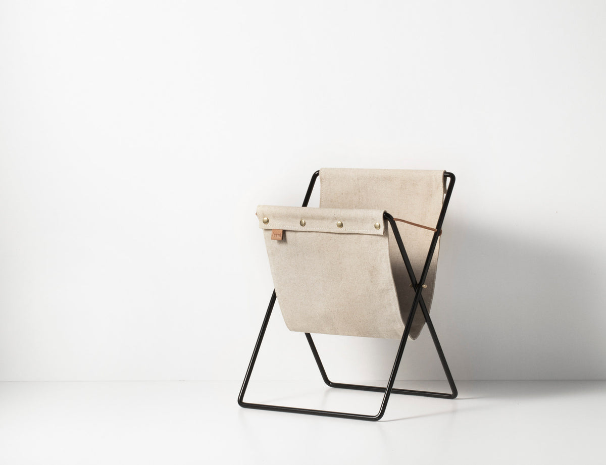 Herman Zeitschriftenständer in Schwarz präsentiert im Onlineshop von KAQTU Design AG. Zeitungshalter ist von Ferm Living