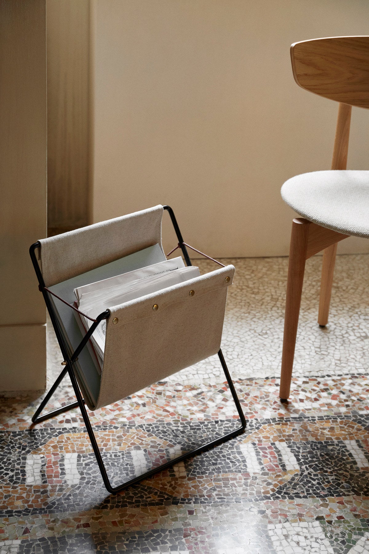 Herman Zeitschriftenständer in Schwarz präsentiert im Onlineshop von KAQTU Design AG. Zeitungshalter ist von Ferm Living