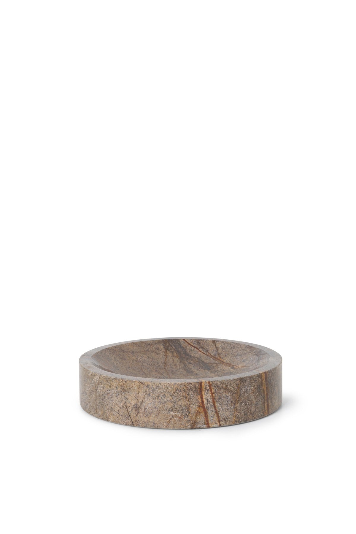 Runde Scape Schale von Ferm Living aus braunem Bidasar-Marmor mit natürlicher Maserung, Durchmesser 30 cm, als dekoratives Tafelstück.