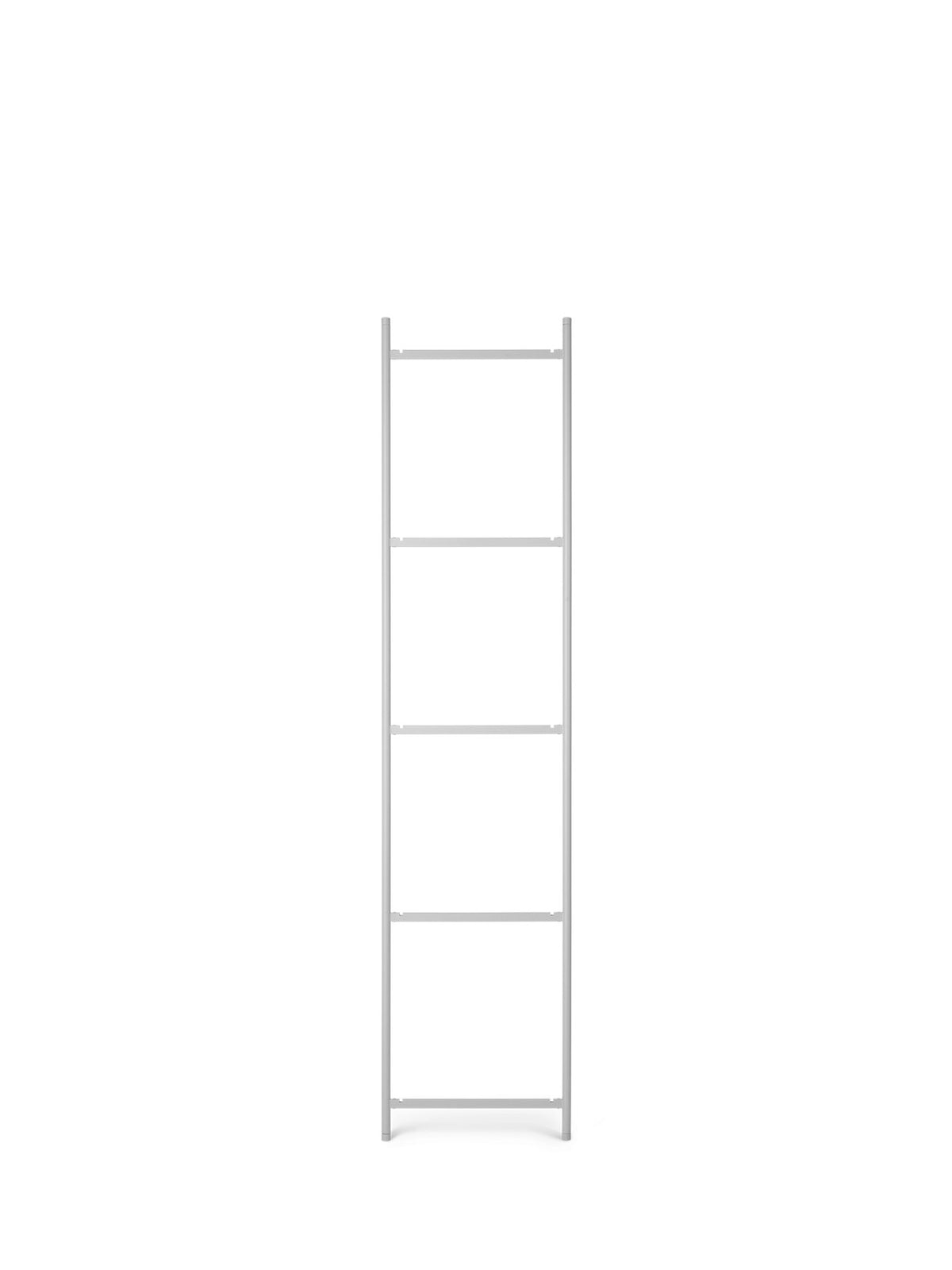 Punctual Regalsystem - Leiter 5 Stufen in Grau präsentiert im Onlineshop von KAQTU Design AG. Regalsystem Einzelteile ist von Ferm Living