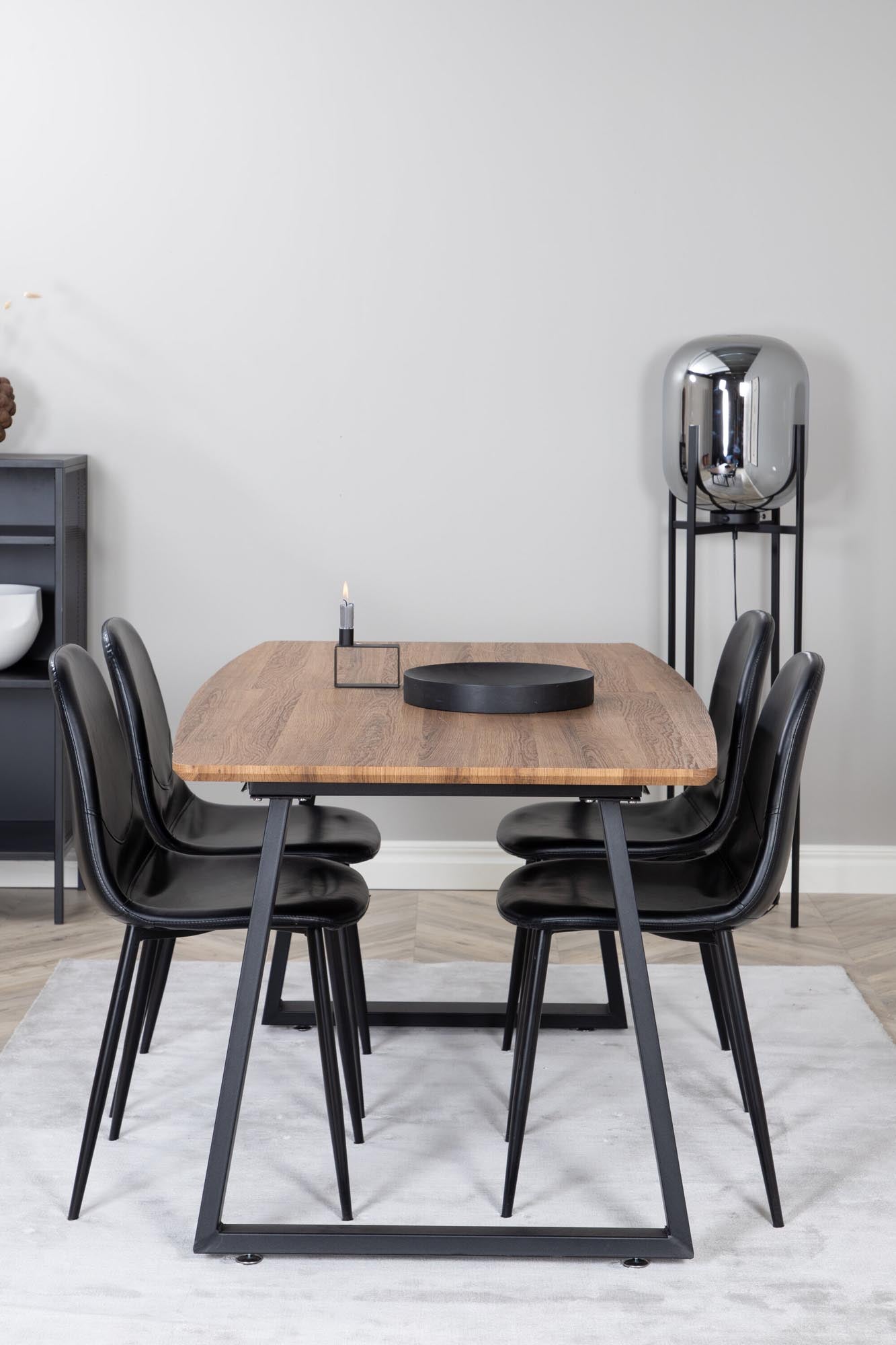 Das Inca Esszimmerset (Polar) von Venture Home bietet einen 160cm Tisch und 4 Stühle in modernem und elegantem Stil.