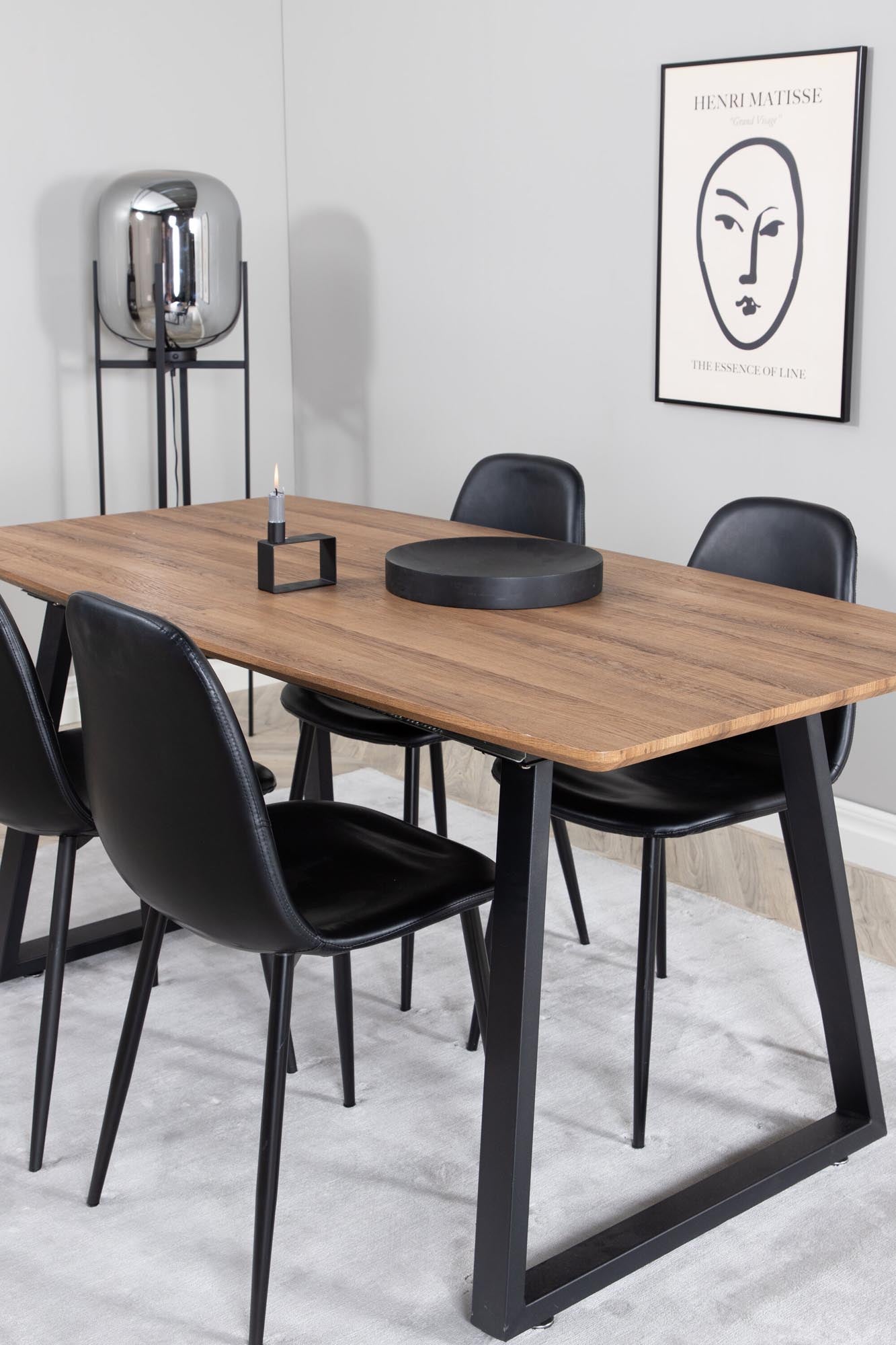 Das Inca Esszimmerset (Polar) von Venture Home bietet einen 160cm Tisch und 4 elegante Stühle für zeitgemässes Wohnen.