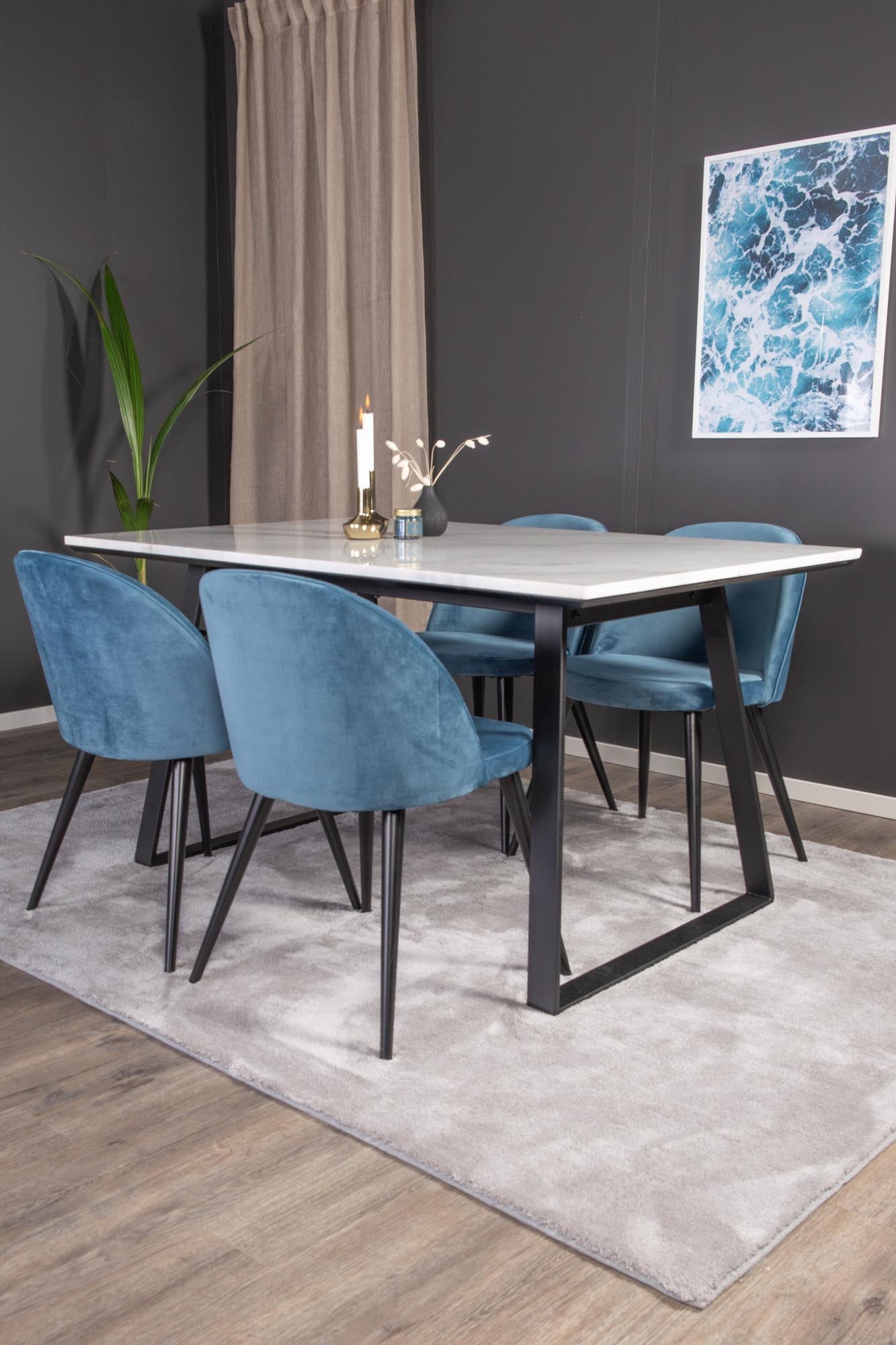 Entdecken Sie das Estelle Esszimmerset von Venture Home: Ein harmonisches Zusammenspiel aus modernem und rustikalem Design, ideal für gesellige Runden.