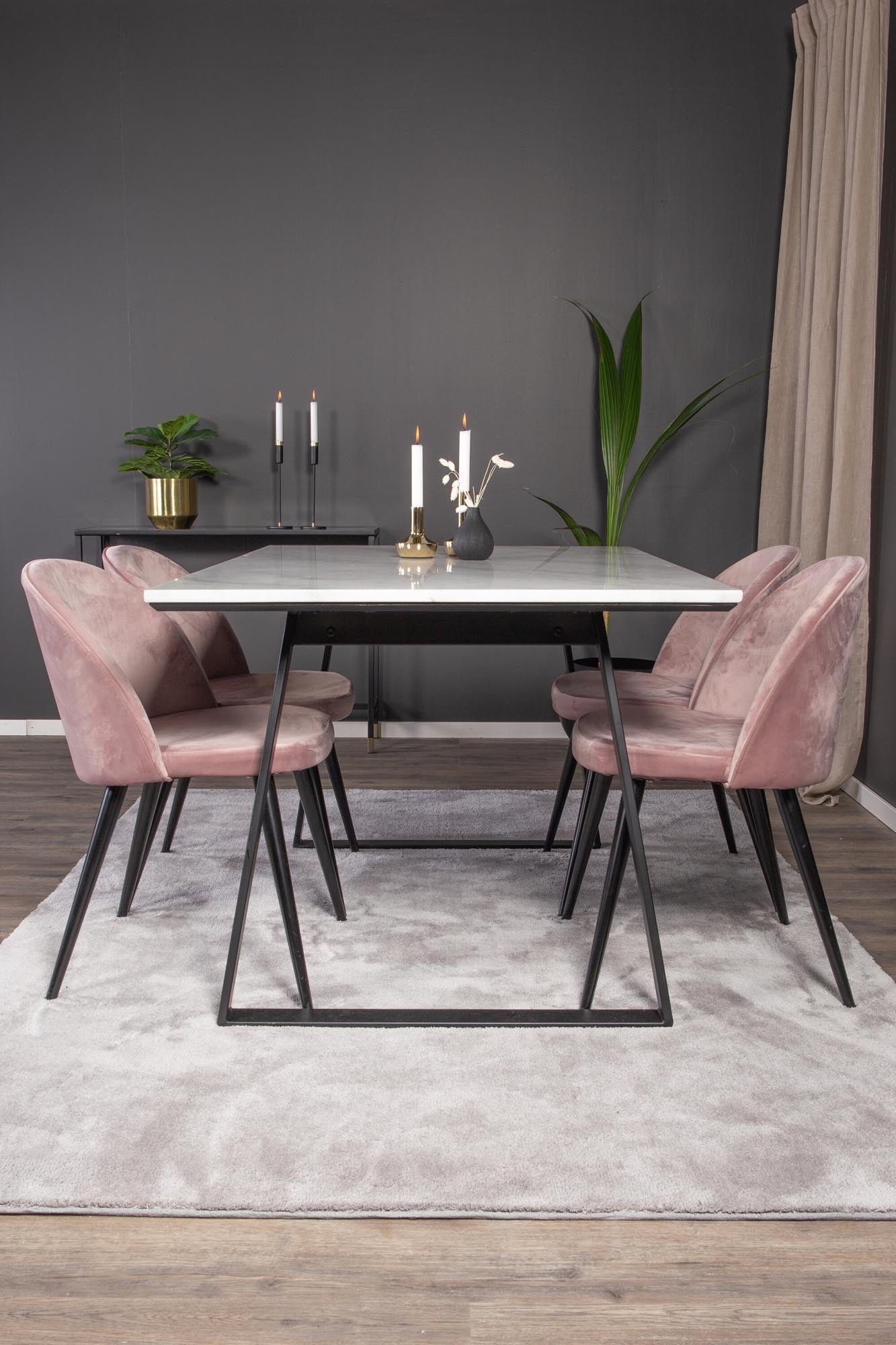 Entdecken Sie das Estelle Esszimmerset von Venture Home: Ein 140 cm großer Esstisch und 4 elegante Velvet-Stühle für stilvolle Esszimmermomente.