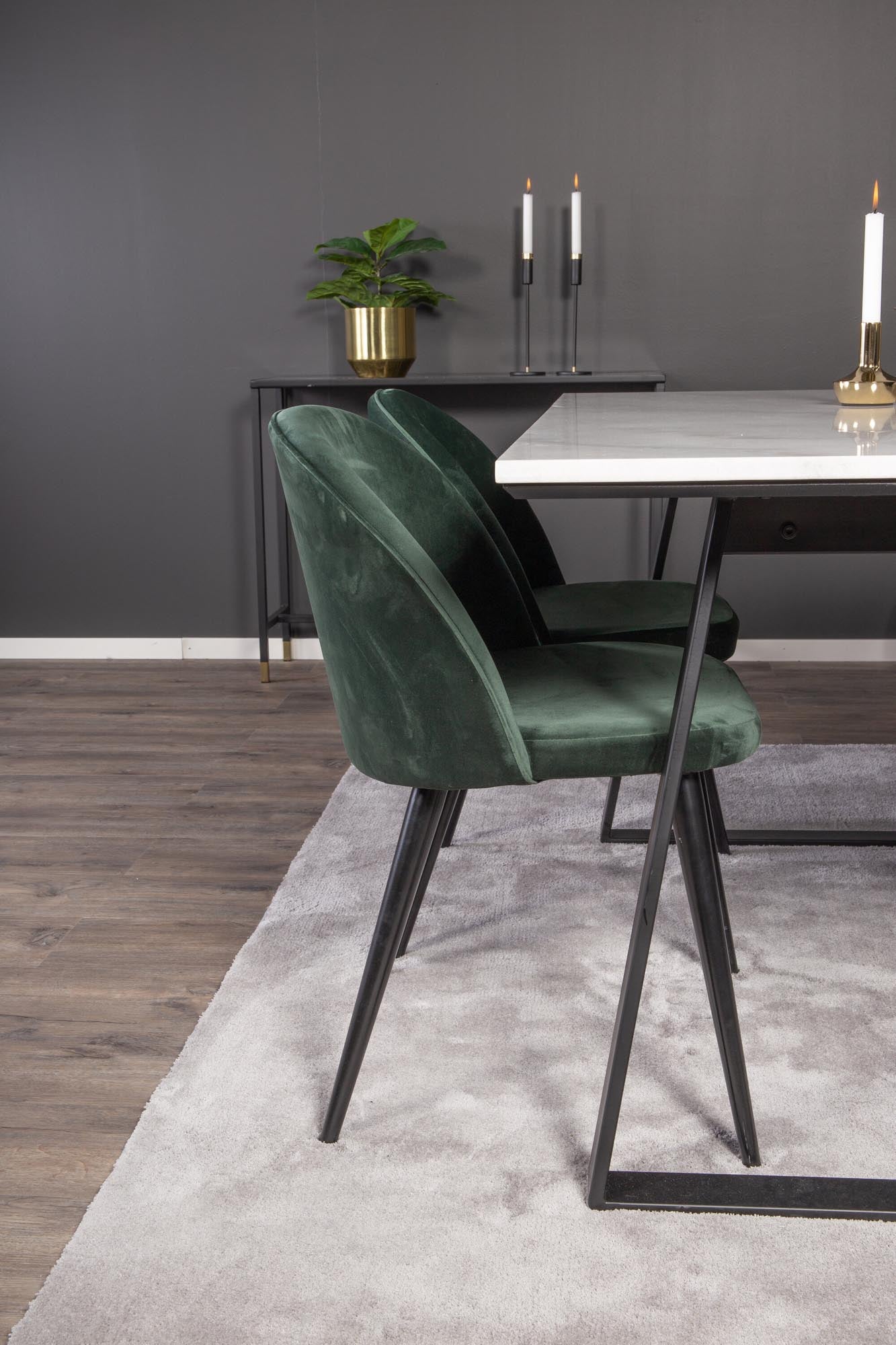 Luxuriöses Esszimmerset mit samtweichen Stühlen von Venture Home.