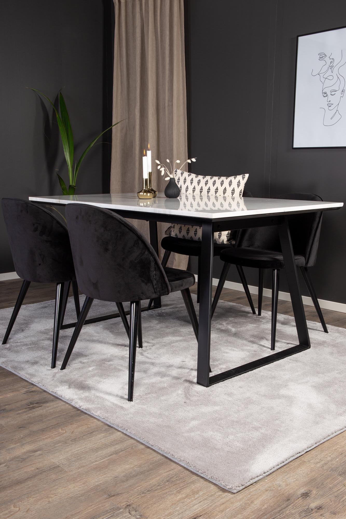 Estelle Esszimmerset: Rustikaler Esstisch mit eleganten Velvet-Stühlen für stilvolle Zusammenkünfte und gemütliche Abende.