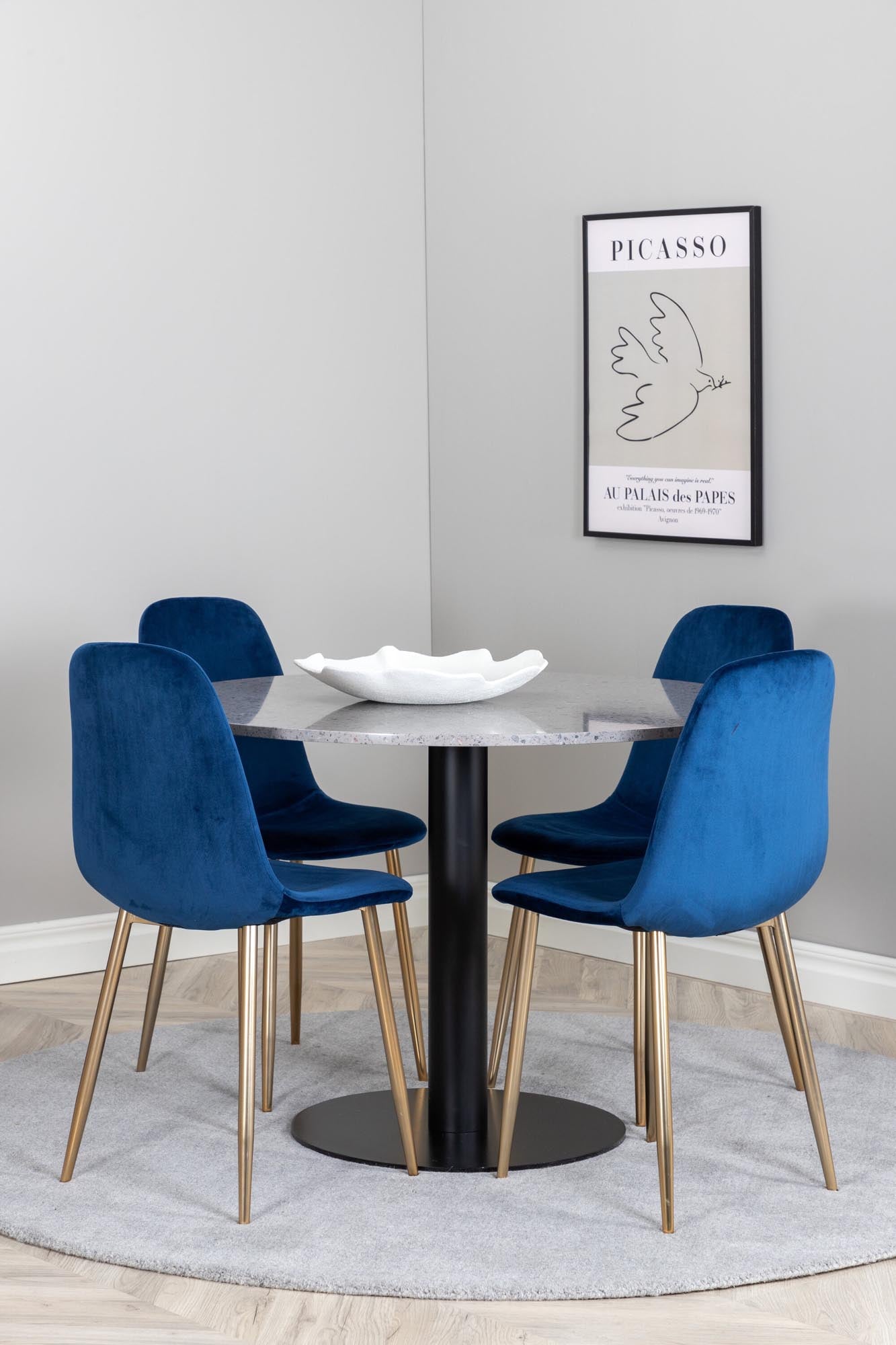 Elegantes Razzia Esszimmerset mit marmorierter Tischplatte und luxuriösen Samtstühlen. Ideal für moderne Esszimmer und gesellige Runden.