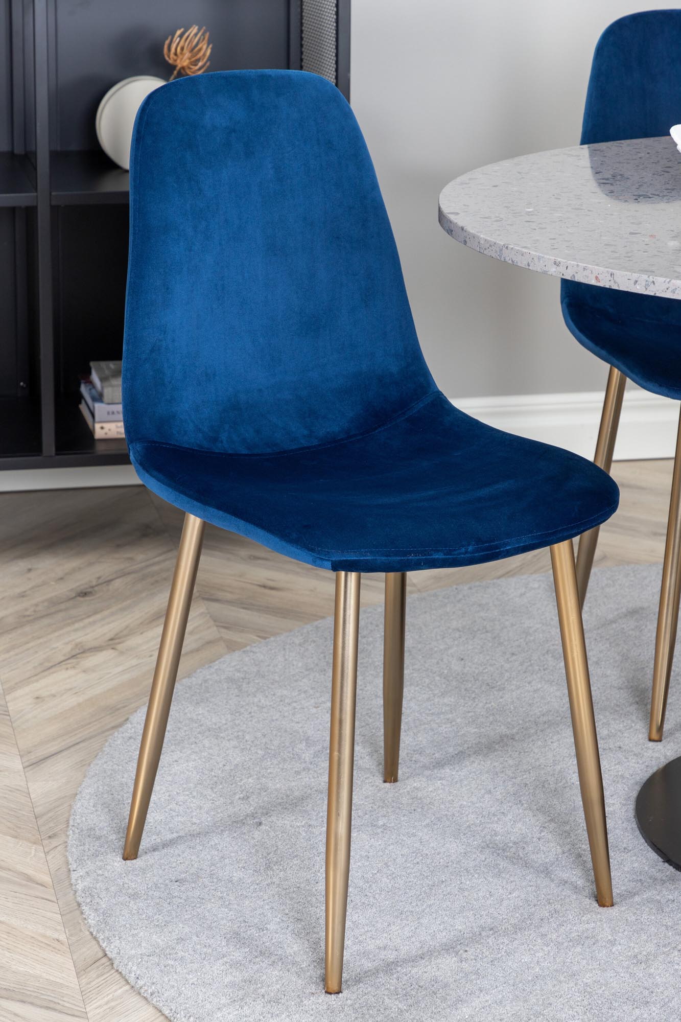 Elegantes Esszimmerset Razzia: Modernes Design für stilvolle Räume.