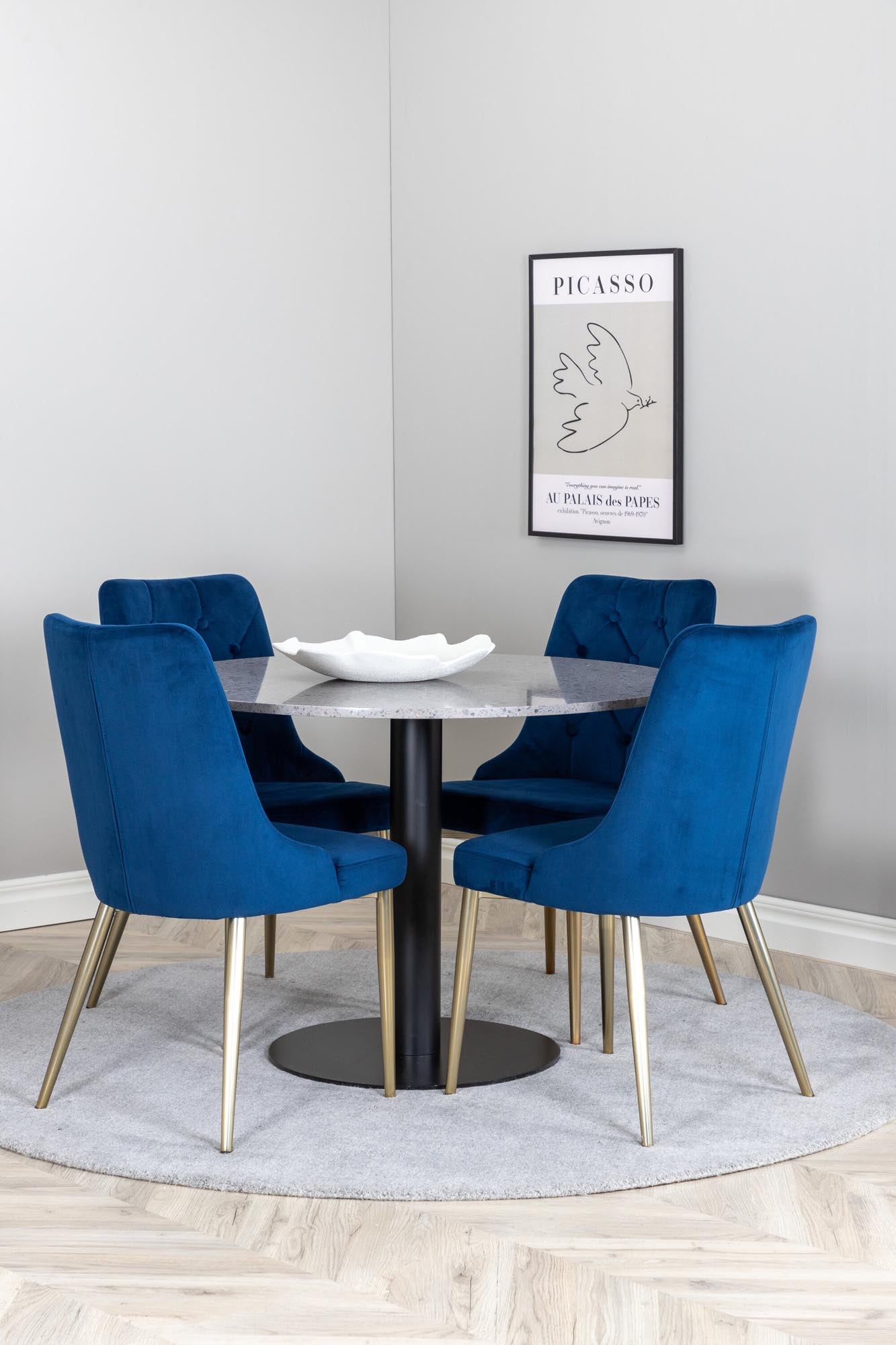 Elegantes Esszimmerset mit einem 106 cm großen Tisch und vier luxuriösen Samtstühlen, ideal für stilvolle Dinner und gemütliche Zusammenkünfte.