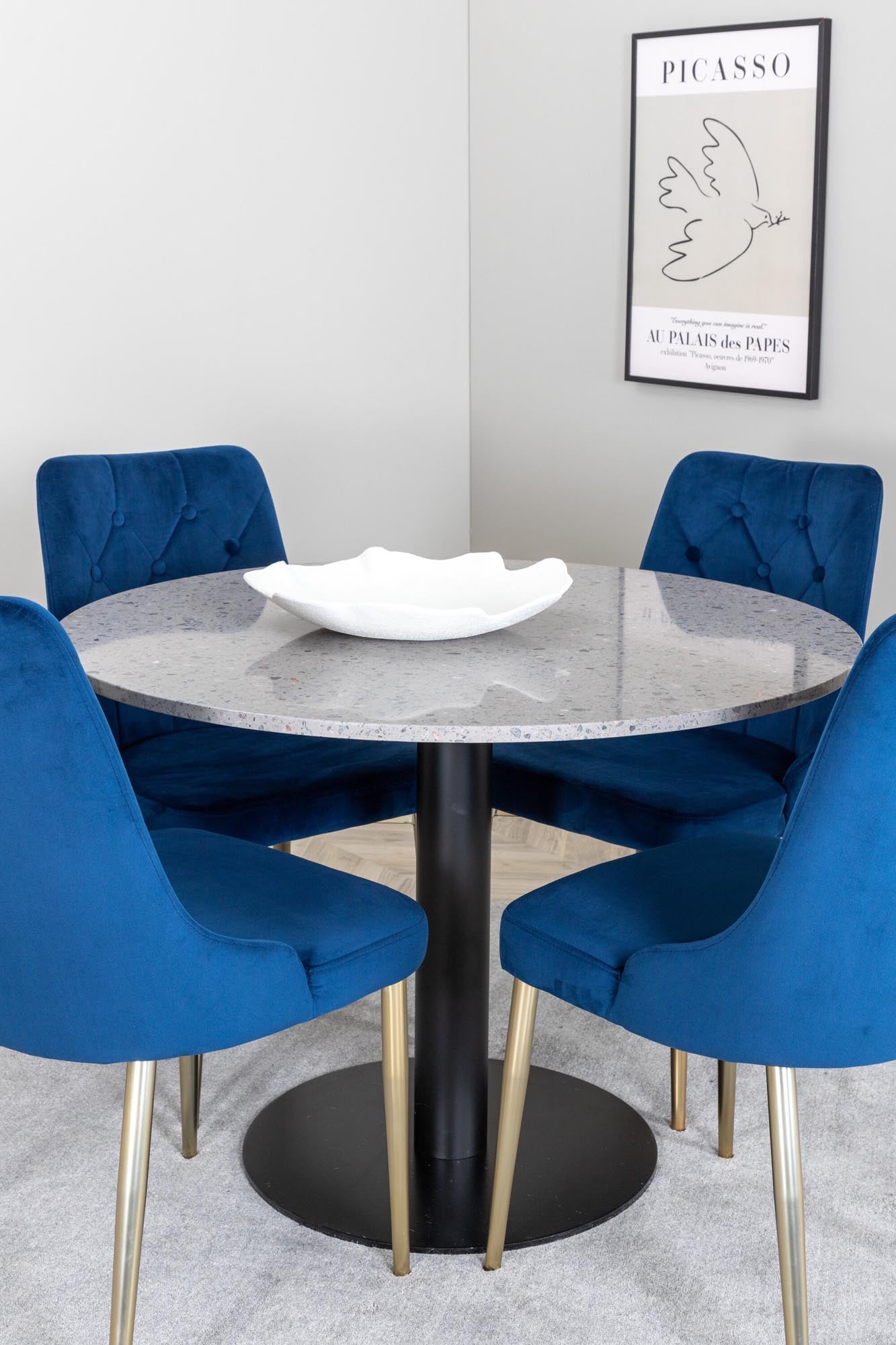 Stilvolles Esszimmerset mit Samt für modernes Wohnambiente.