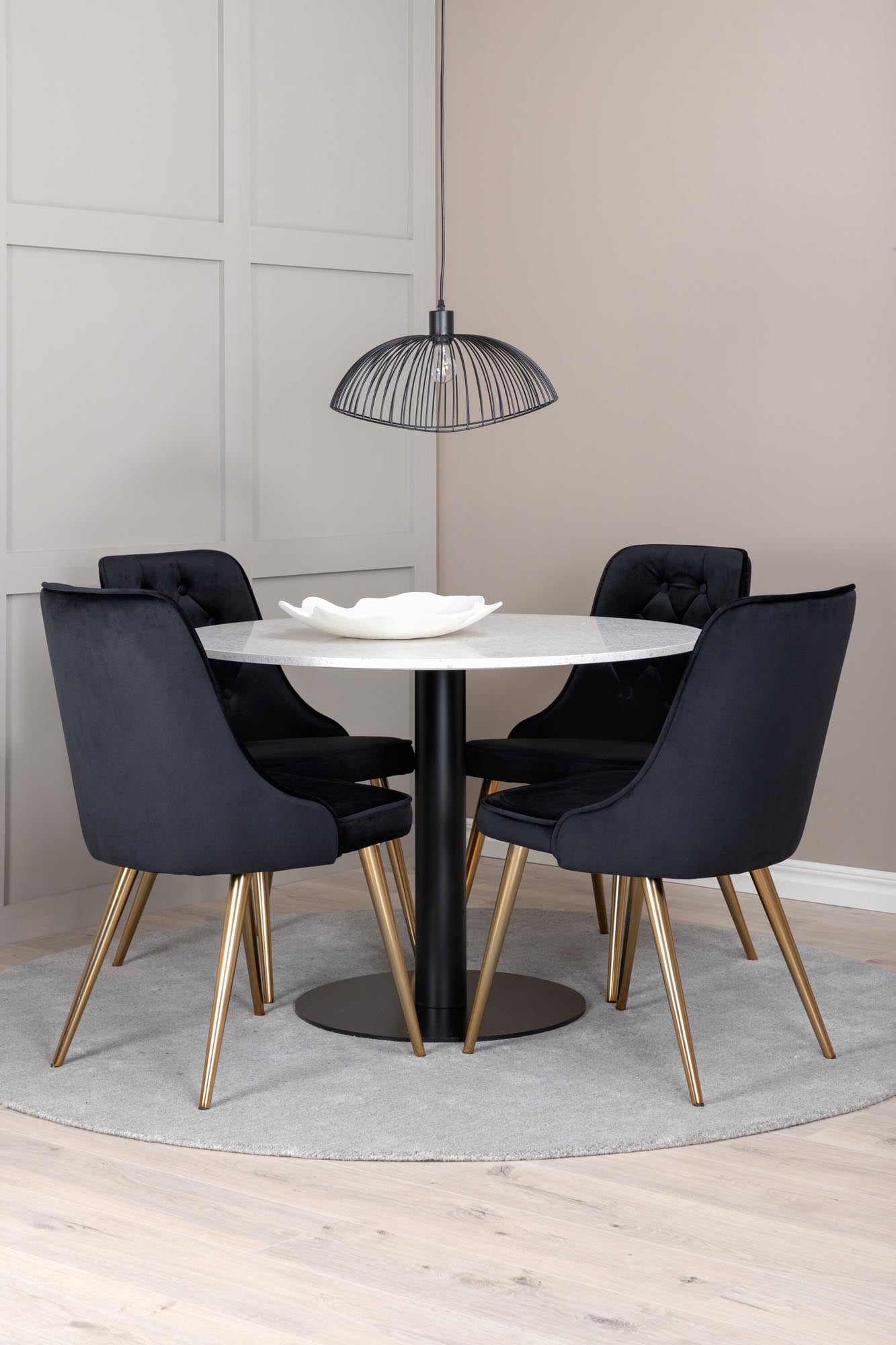 Elegantes Esszimmerset mit 106 cm Tisch und vier luxuriösen Samtstühlen. Perfekt für stilvolle Dinner und gemütliche Zusammenkünfte.