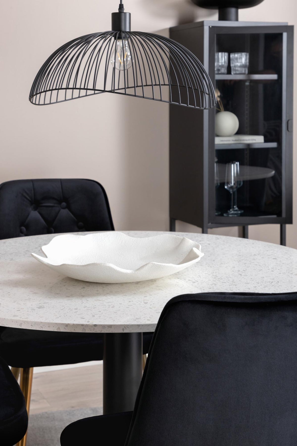 Razzia Esszimmerset + Velvet Deluxe ⌀106cm/4St. in Weiss / Schwarz / Gold präsentiert im Onlineshop von KAQTU Design AG. Esszimmerset ist von Venture Home