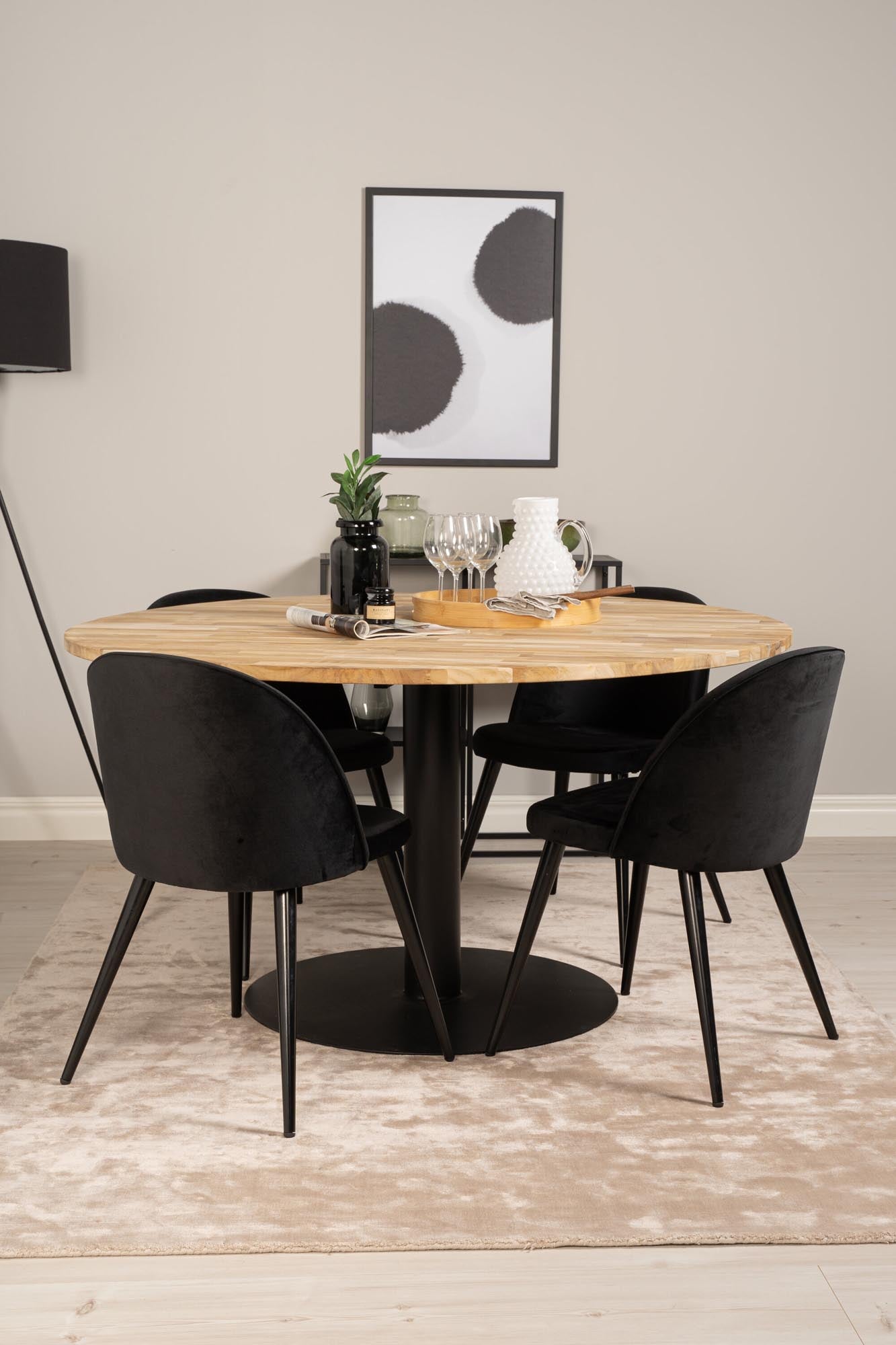 Stilvolles Cirebon Esszimmerset: Robuster Teakholztisch (140 cm) und luxuriöse Velvet-Stühle für einladende Dinner-Atmosphäre.