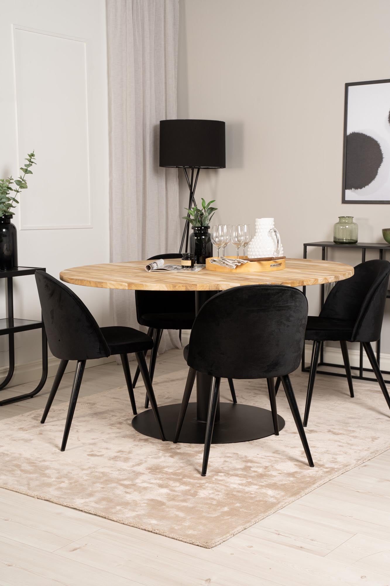 Elegantes Cirebon Set: Stilvolle Samtstühle und runder Tisch.