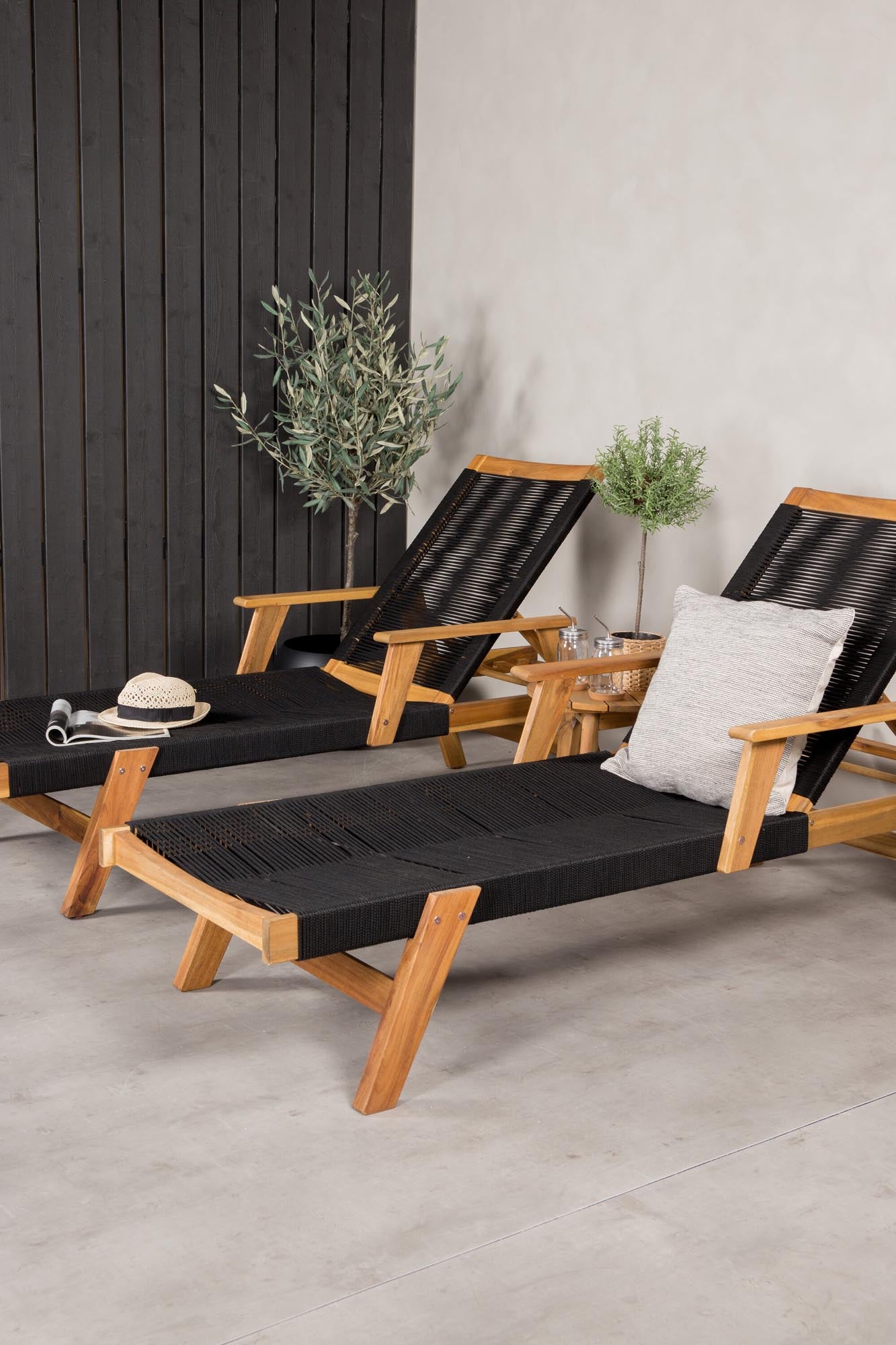 Stylische Little John Sonnenliege von Venture Home aus robustem Akazienholz und elegantem Seil – ideal für entspannte Sommertage im Freien.