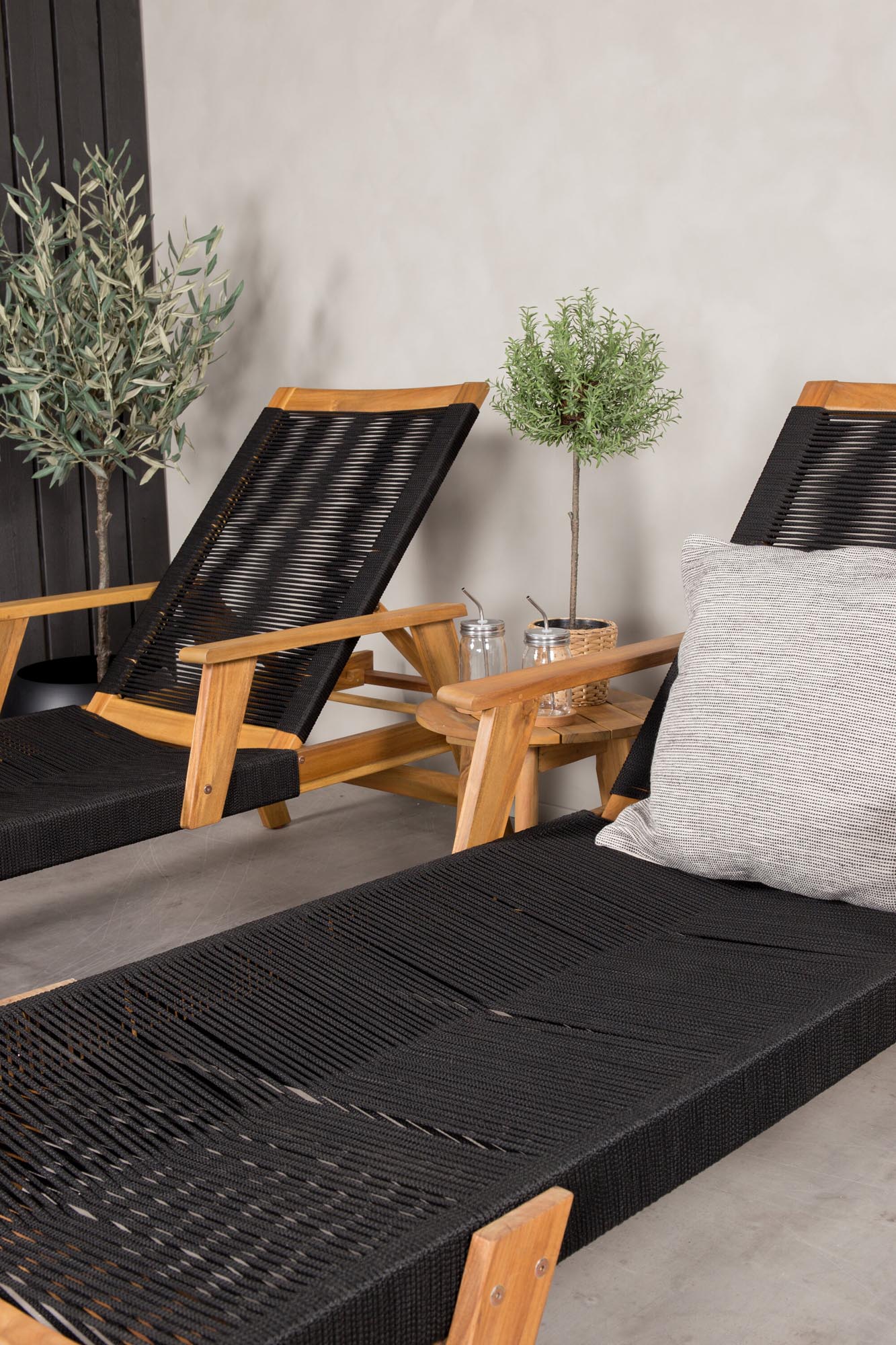 Entspannen Sie stilvoll mit der Little John Sonnenliege von Venture Home. Hochwertiges Akazienholz und modernes Design für Ihren Garten.