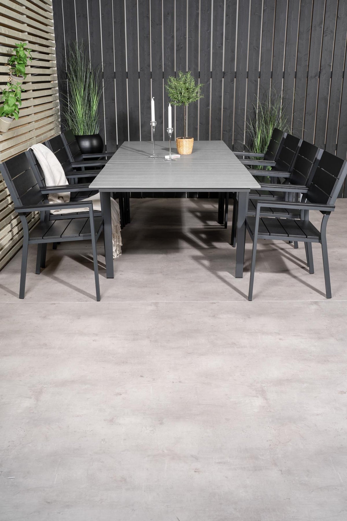 Levels Gartentisch 160/240 + Levels Stuhl (stacka in Schwarzgrau präsentiert im Onlineshop von KAQTU Design AG. Gartentischset ist von Venture Home