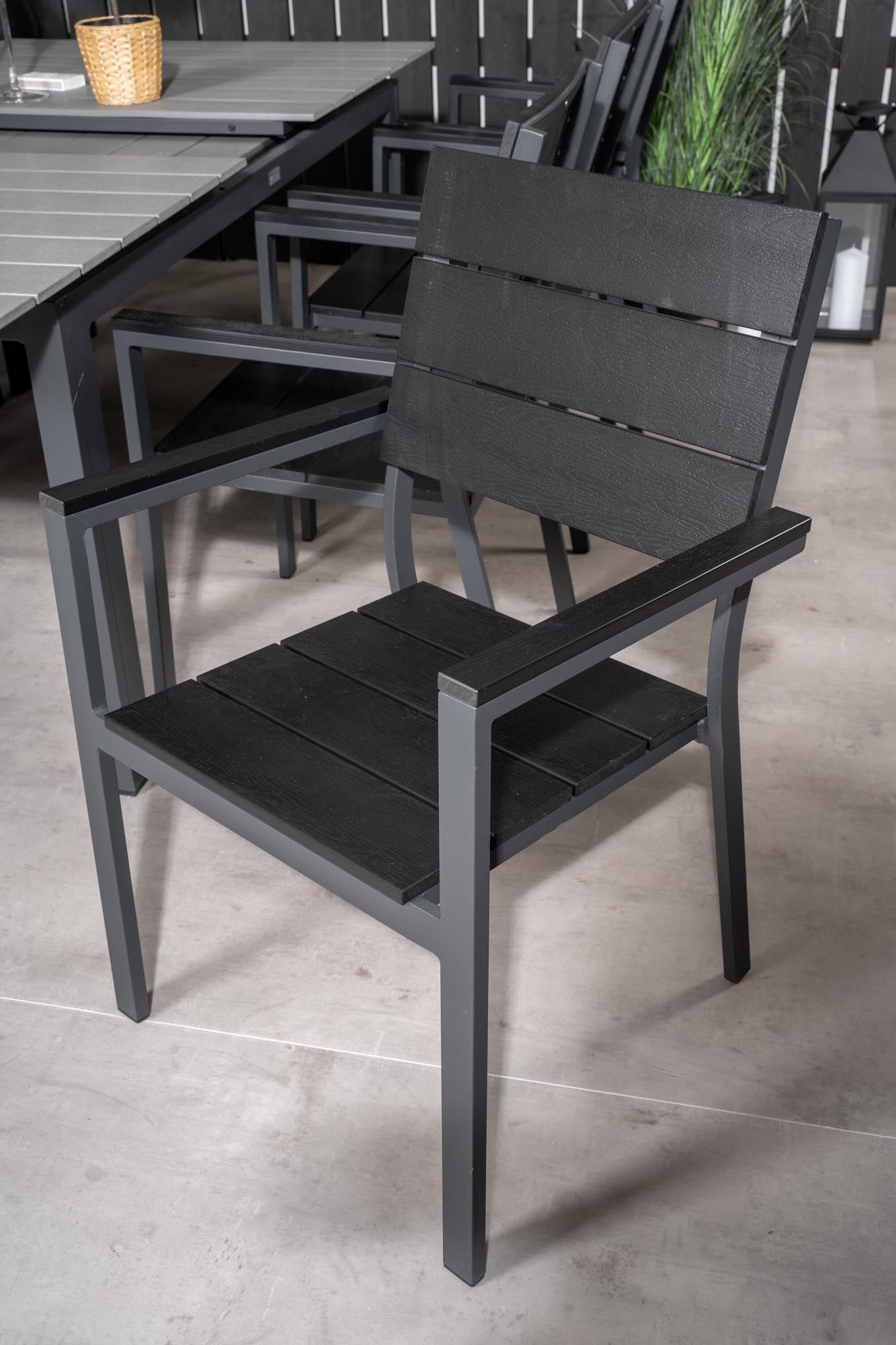 Elegantes Levels Esszimmerset: Funktionalität trifft auf modernes Design.