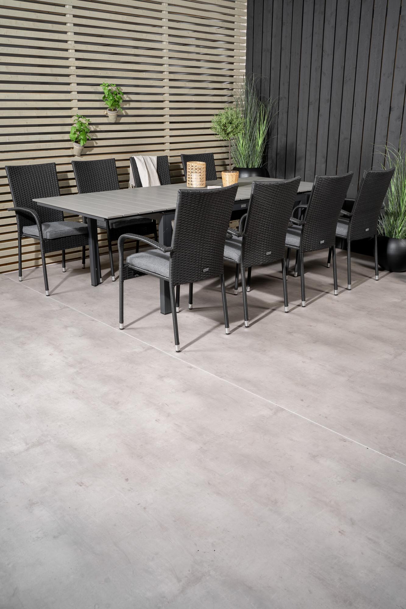 Elegantes Venture Home Outdoor-Set für 8, flexibel erweiterbar.