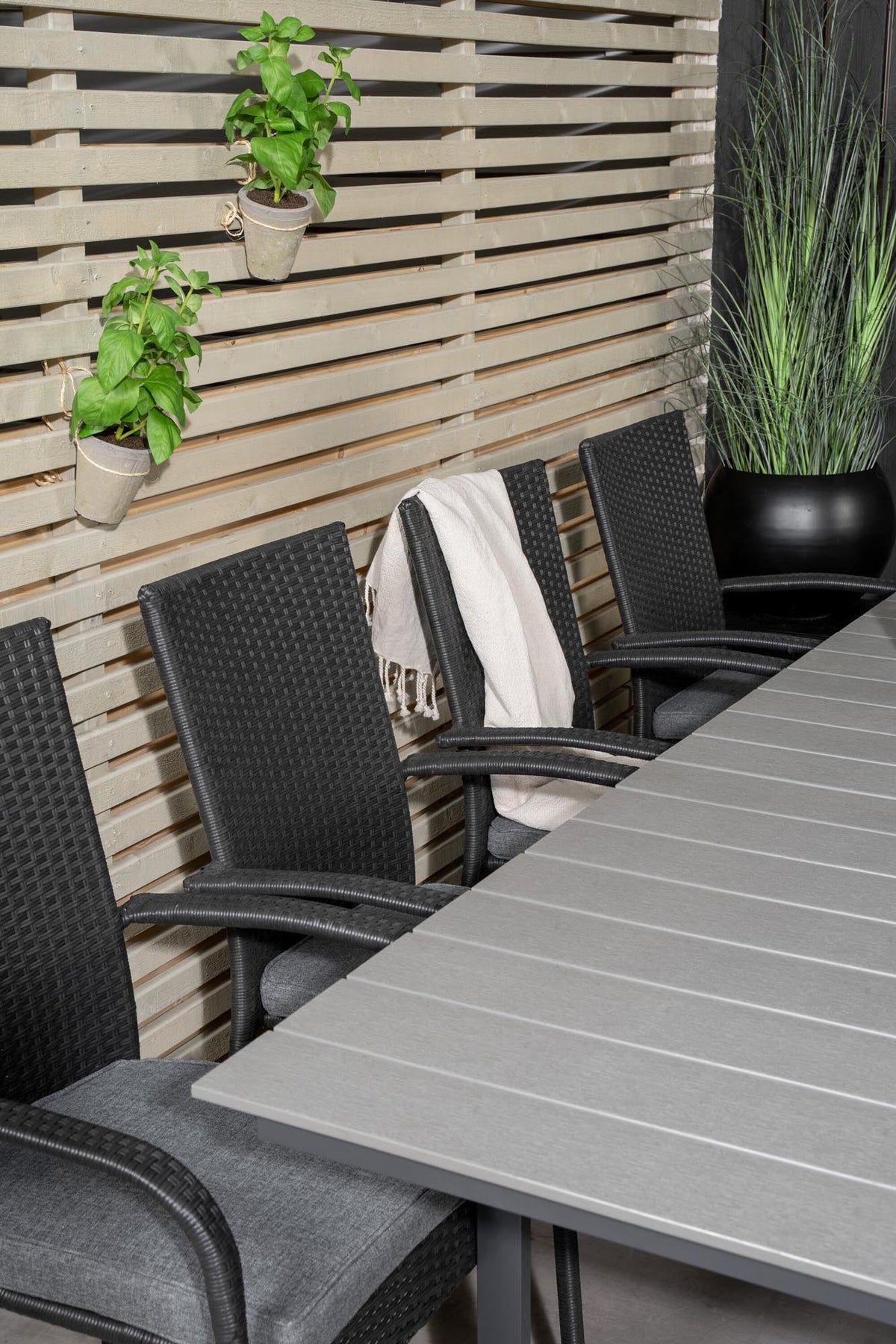 Levels Outdoor-Tischset ausziehbar + Anna 160cm/8St. in Schwarz präsentiert im Onlineshop von KAQTU Design AG. Gartentischset ist von Venture Home