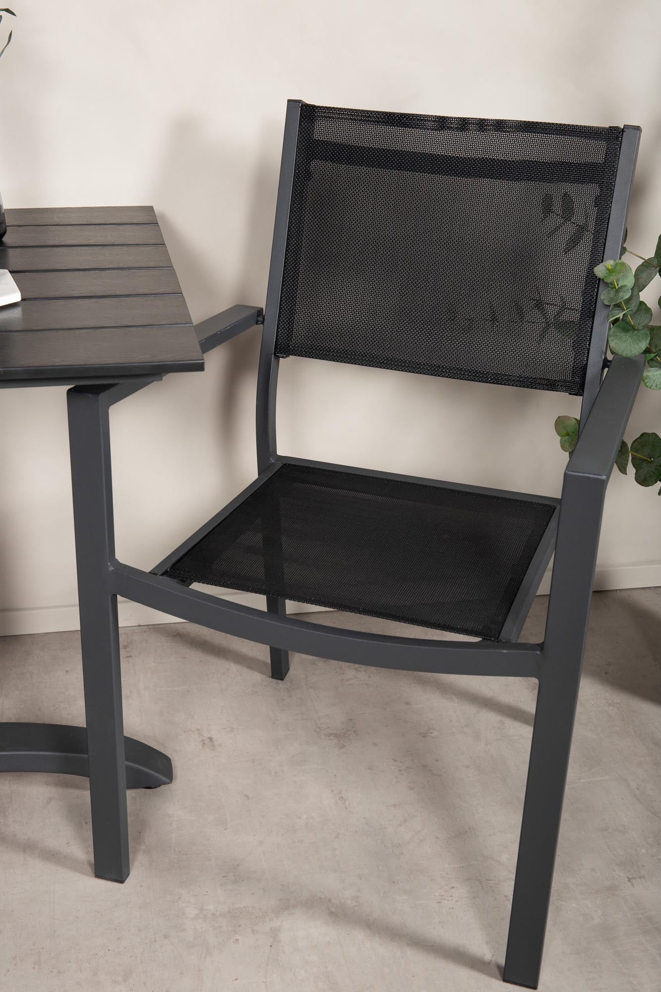 Colorado Cafétisch + 2 x Copacabana Arm Stuhl in Schwarz Schwarz präsentiert im Onlineshop von KAQTU Design AG. Gartentischset ist von Venture Home