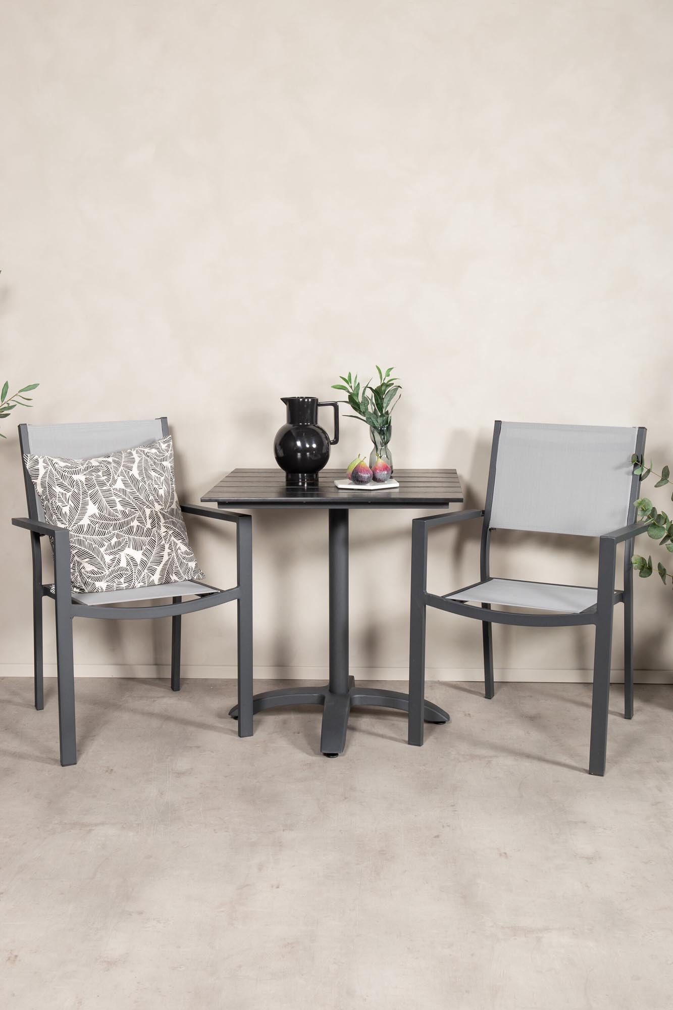 Colorado - Café-Tisch - 70*70 - Matt Schwarz / Schwarzes Aintwood+Copacabana Armstuhl in 0/0 präsentiert im Onlineshop von KAQTU Design AG. Gartentischset ist von Venture Home