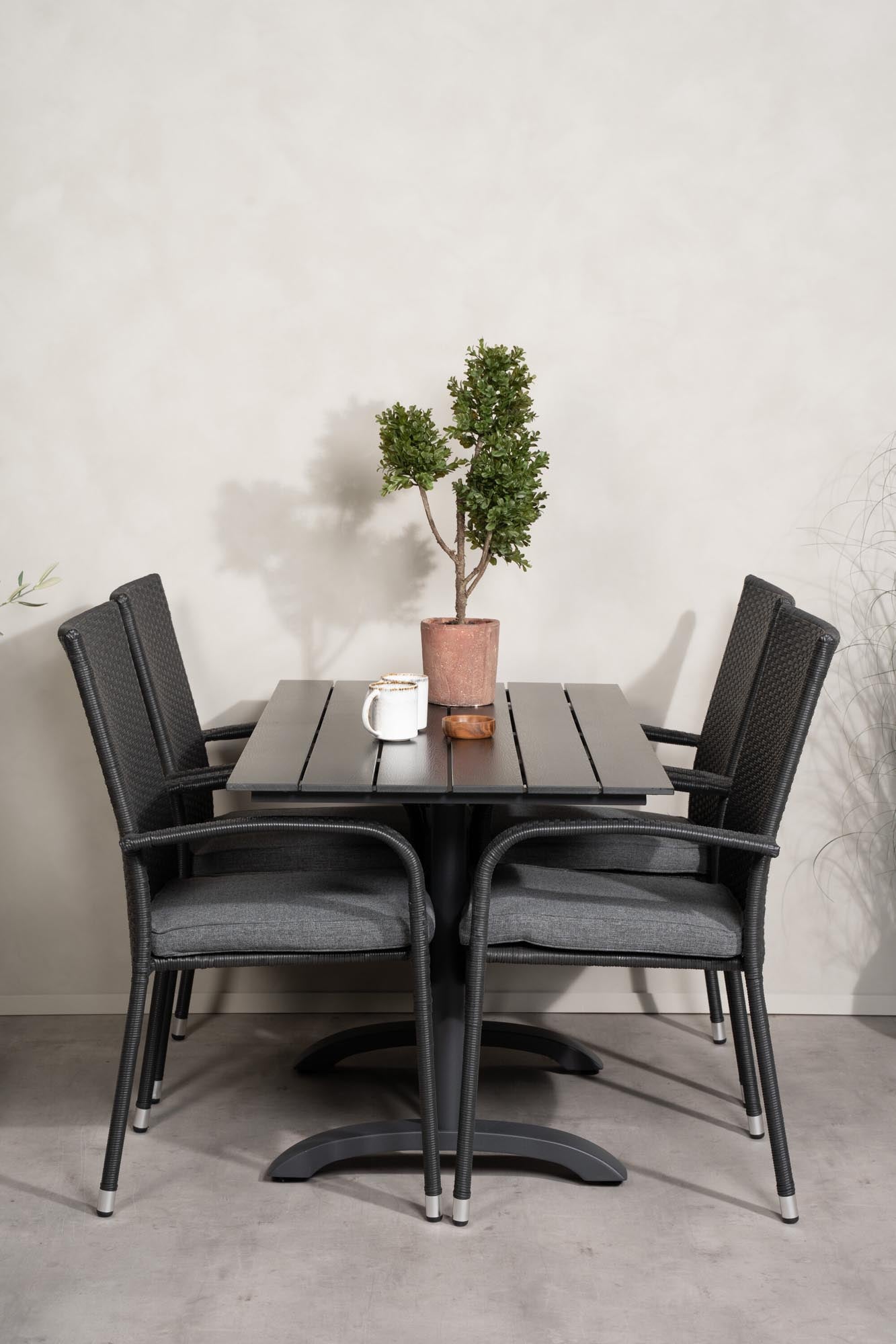 Gestalten Sie Ihre Terrasse mit dem Denver Outdoor-Tischset + Anna 120cm/4St. von Venture Home. Hochwertig, wetterfest und komfortabel für unvergessliche Momente!