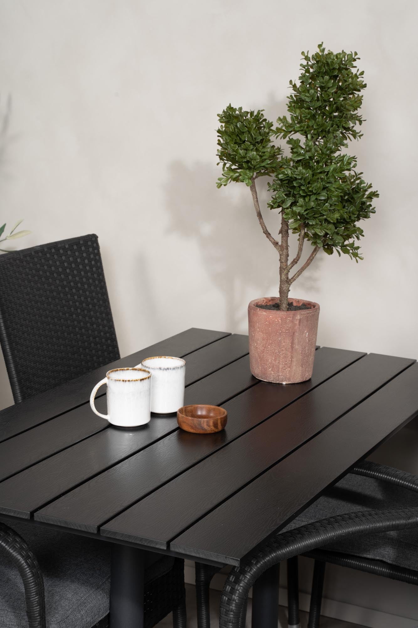 Denver Outdoor-Tischset + Anna 120cm/4St. in Schwarz präsentiert im Onlineshop von KAQTU Design AG. Gartentischset ist von Venture Home