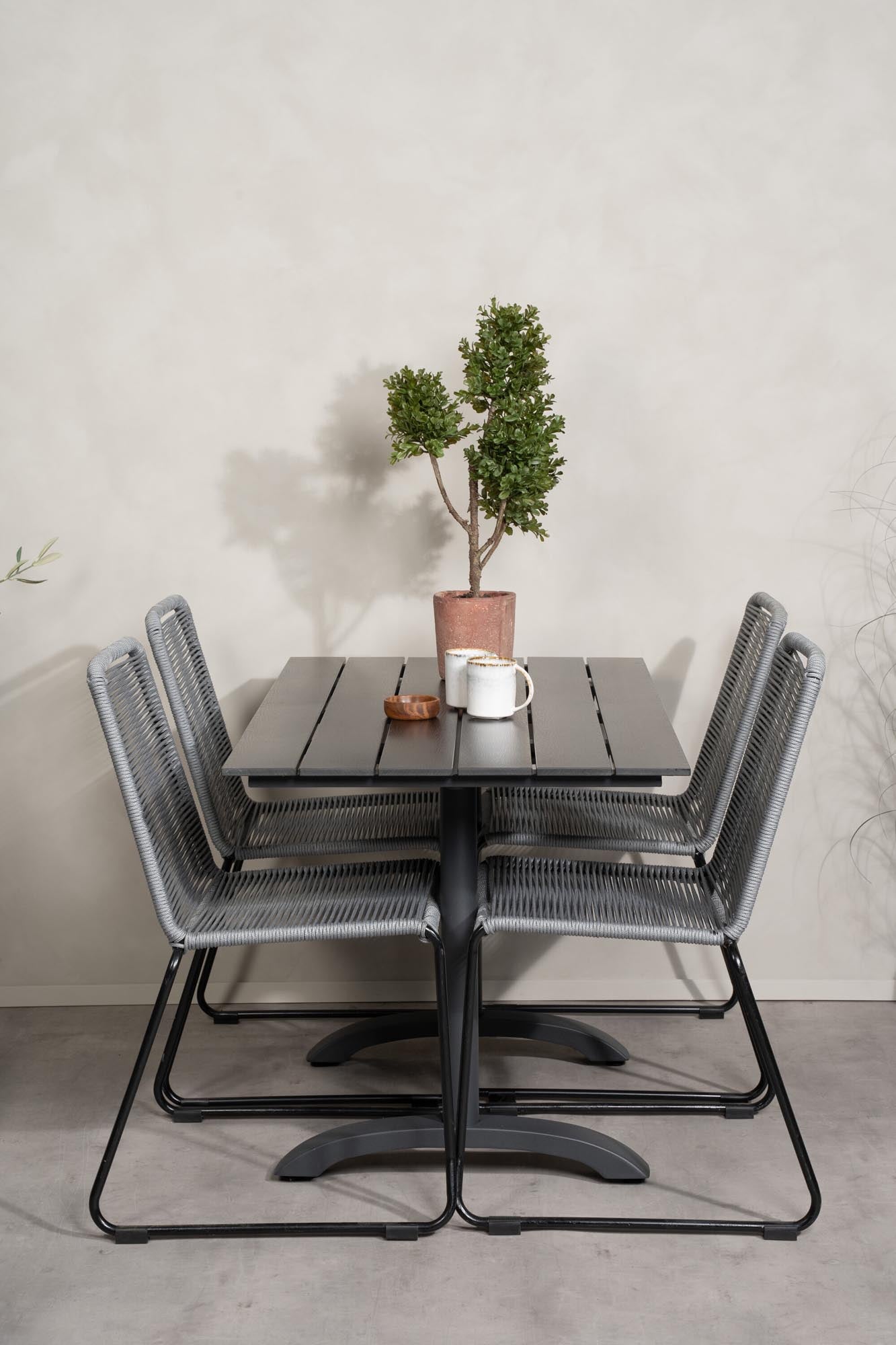 Stilvolles Denver Outdoor-Tischset von Venture Home: Robuster Aintwood-Tisch & bequeme Lindos Stühle aus Seilgeflecht für gesellige Abende.