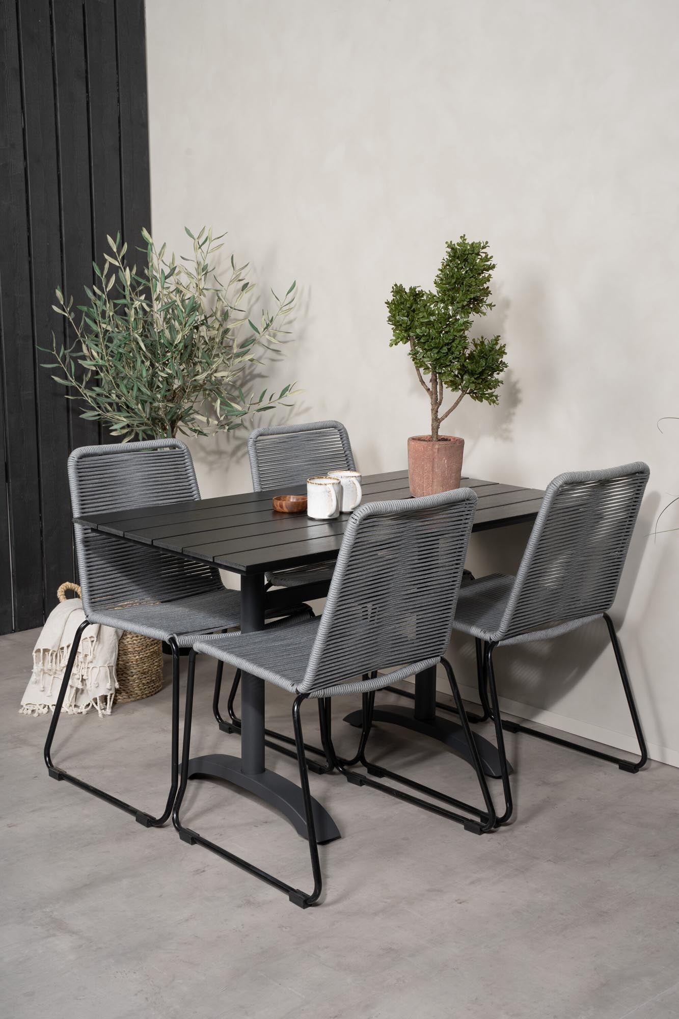 Denver Outdoor-Tischset + Lindos 120cm/4St. in Schwarz präsentiert im Onlineshop von KAQTU Design AG. Gartentischset ist von Venture Home