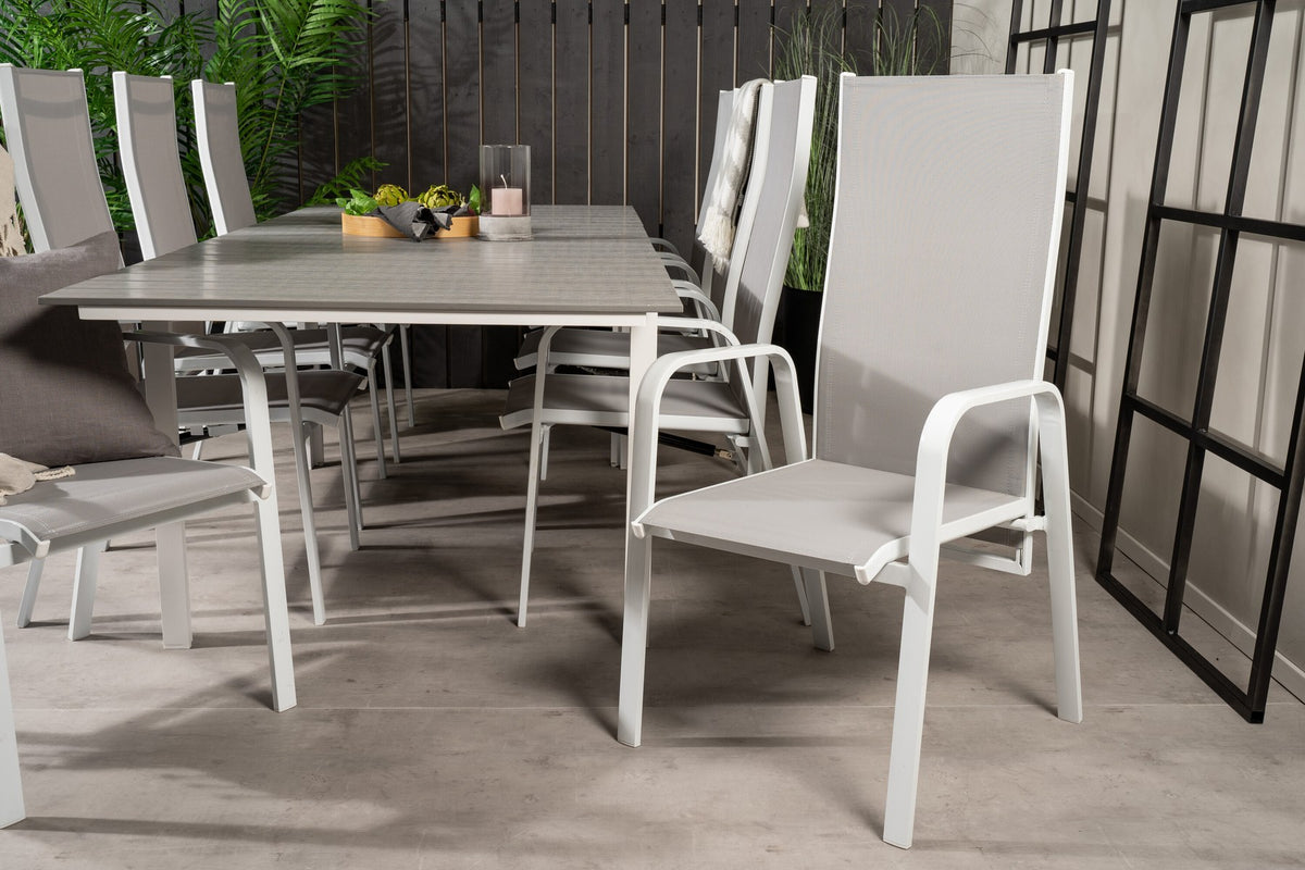 Graues Gartentischset aus Aintwood und Aluminium mit ausziehbarer Tischplatte und sechs klappbaren, pulverbeschichteten Stühlen im Aussenbereich.