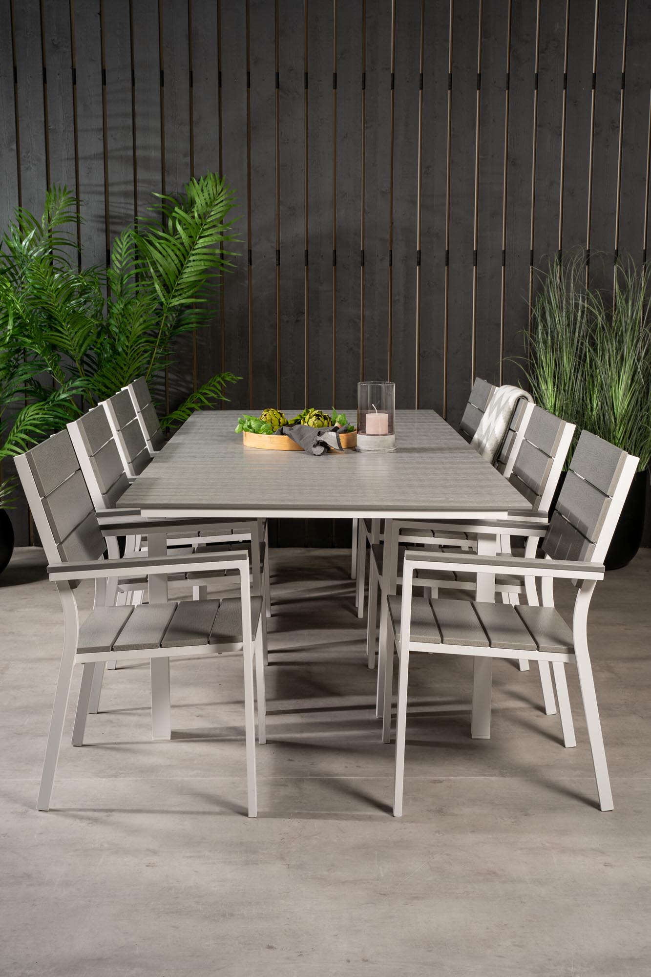 Elegantes Outdoor-Tischset 160cm, erweiterbar für 8 Gäste.