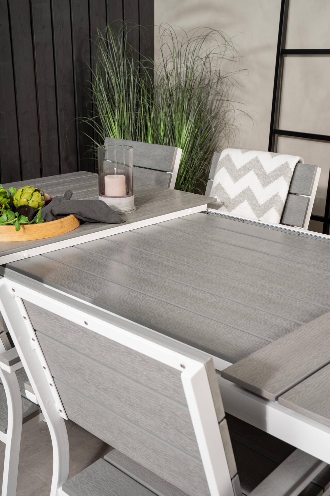 Elegantes, ausziehbares Outdoor-Tischset für gesellige Runden.