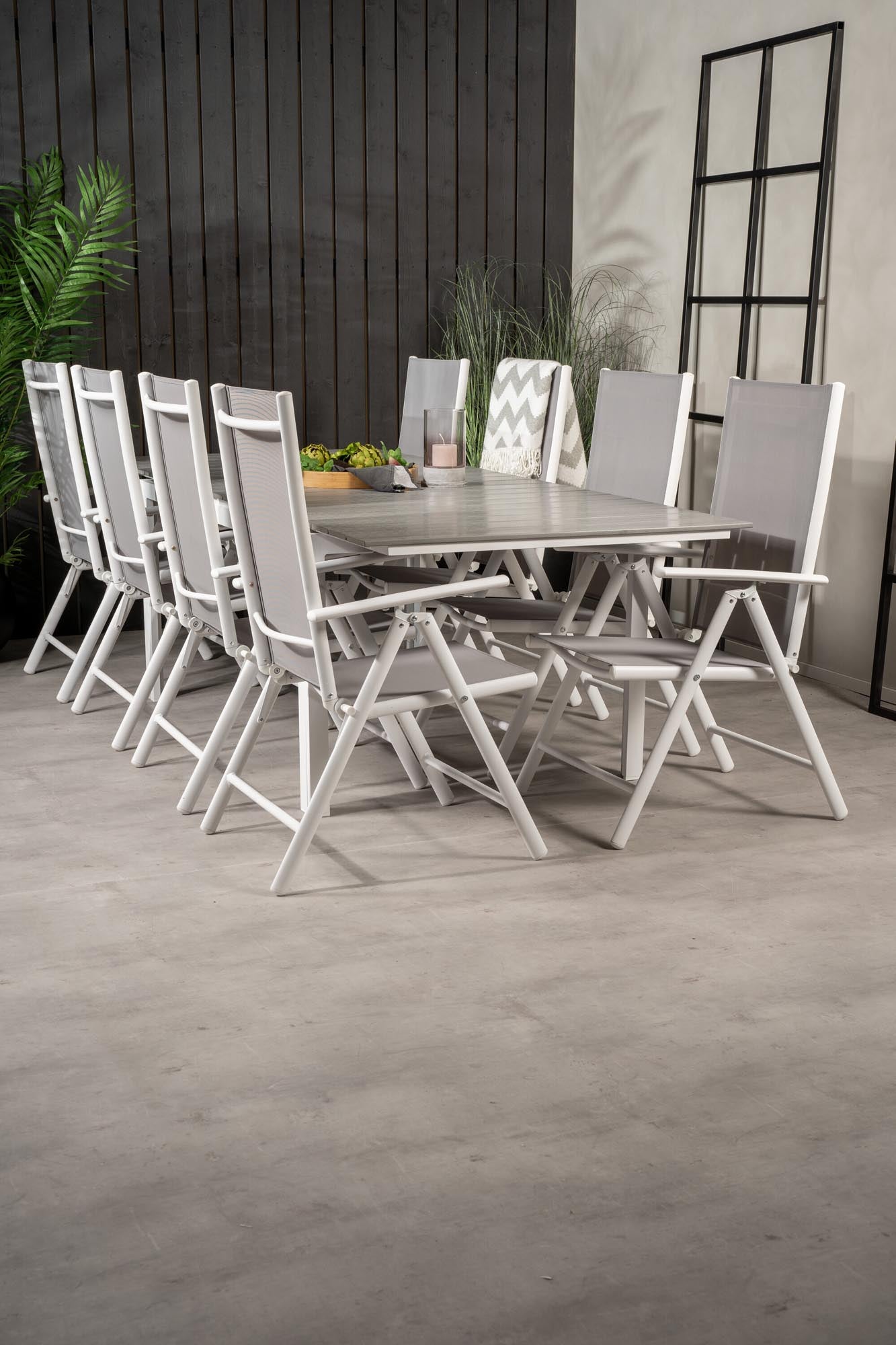 Stilvolles, erweiterbares Outdoor-Tischset für gesellige Runden im Freien. Robuste Materialien und komfortable Stühle für höchsten Genuss.