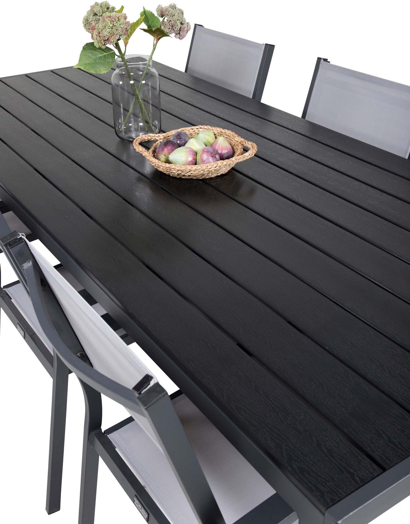 Entdecken Sie das Break Outdoor-Tischset von Venture Home: Ein elegantes Set für 6 Personen mit wetterfestem Tisch und komfortablen Copacabana Armstühlen.