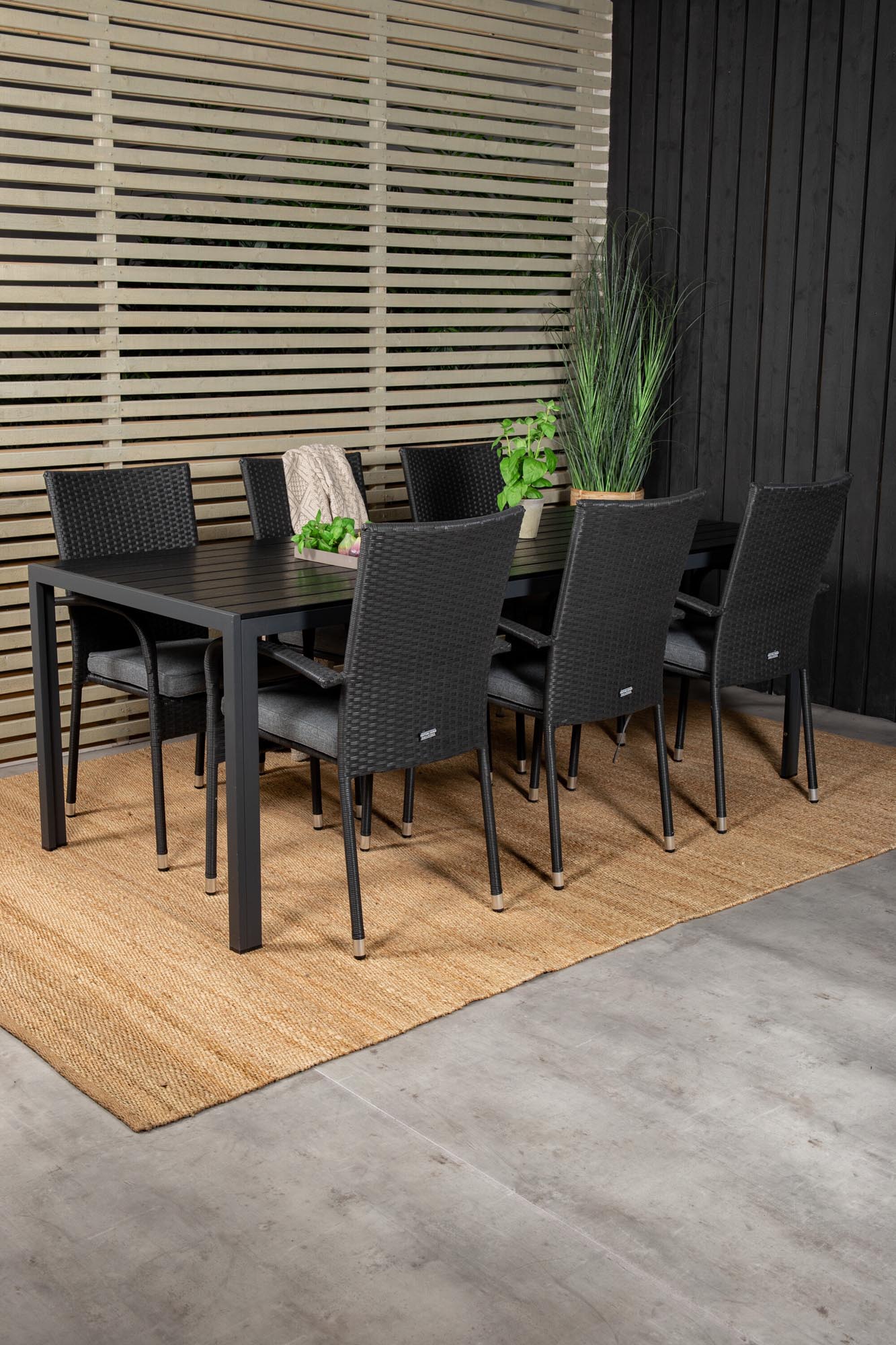 Robustes Venture Home Tischset für 6, ideal für den Aussenbereich.