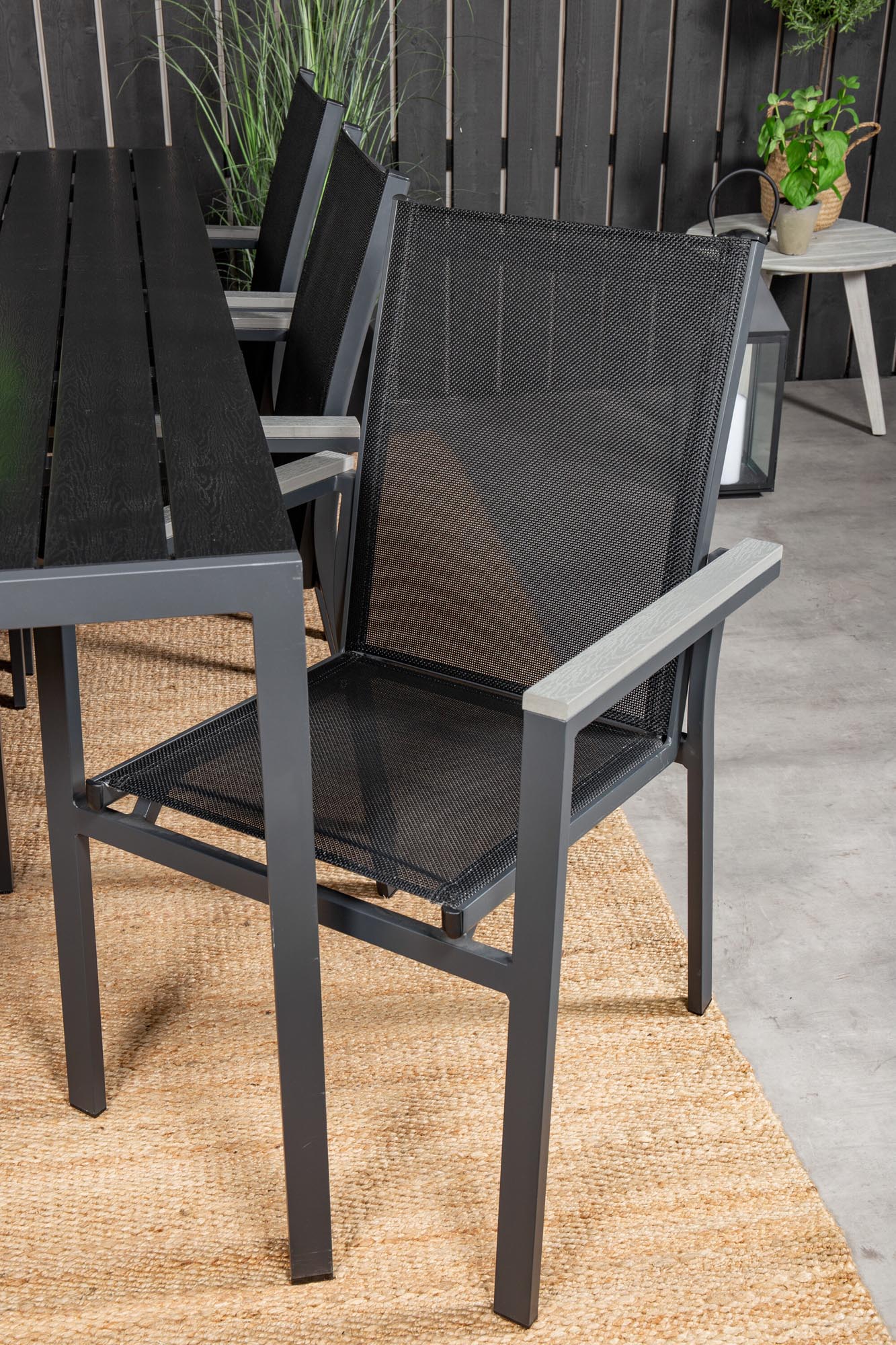 Elegantes Ess-Set: Break Tisch & stapelbare Parma Stühle von Venture.