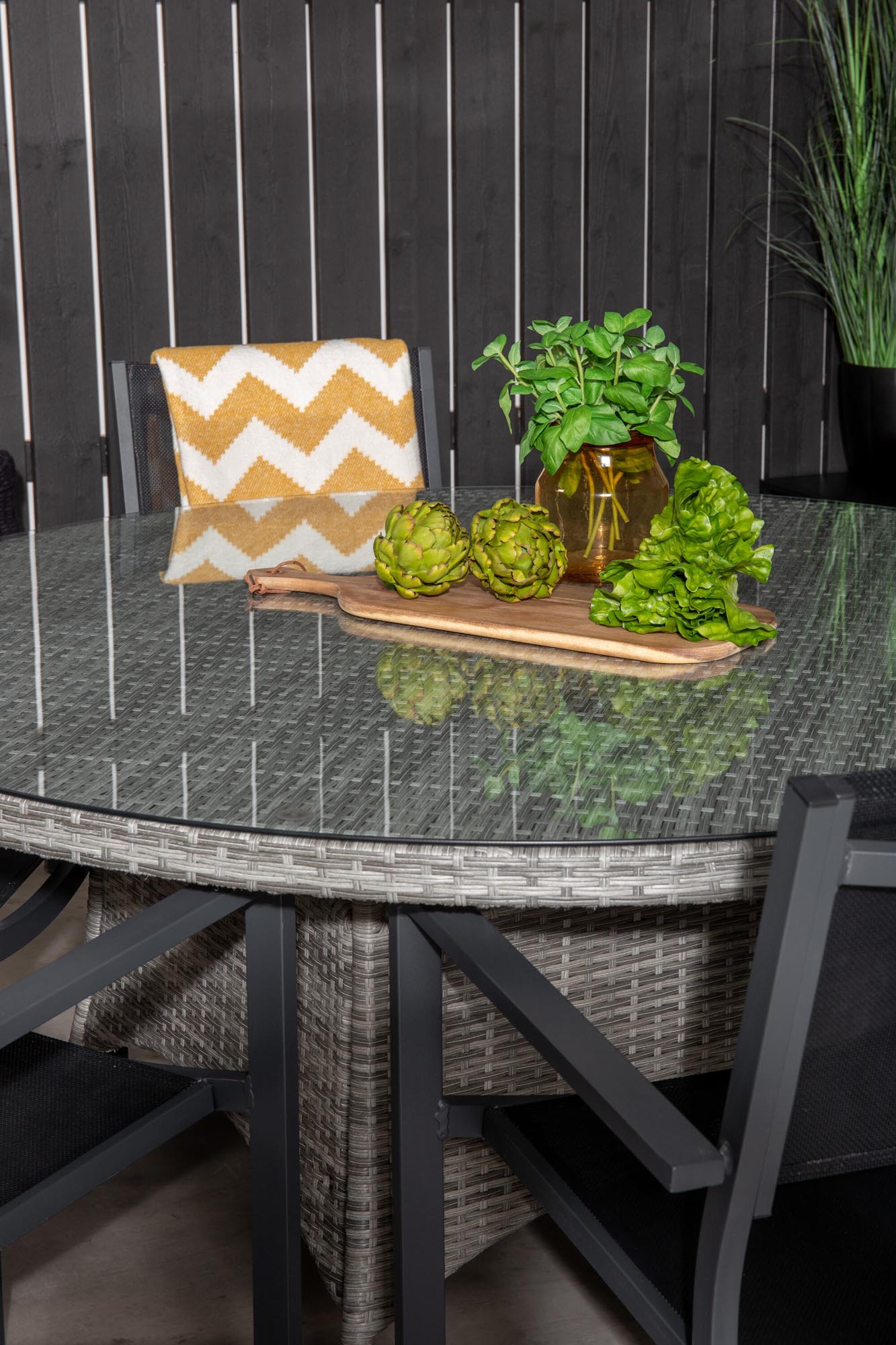 Volta Outdoor-Tischset + Copacabana ⌀150cm/6St. in Schwarz präsentiert im Onlineshop von KAQTU Design AG. Gartentischset ist von Venture Home