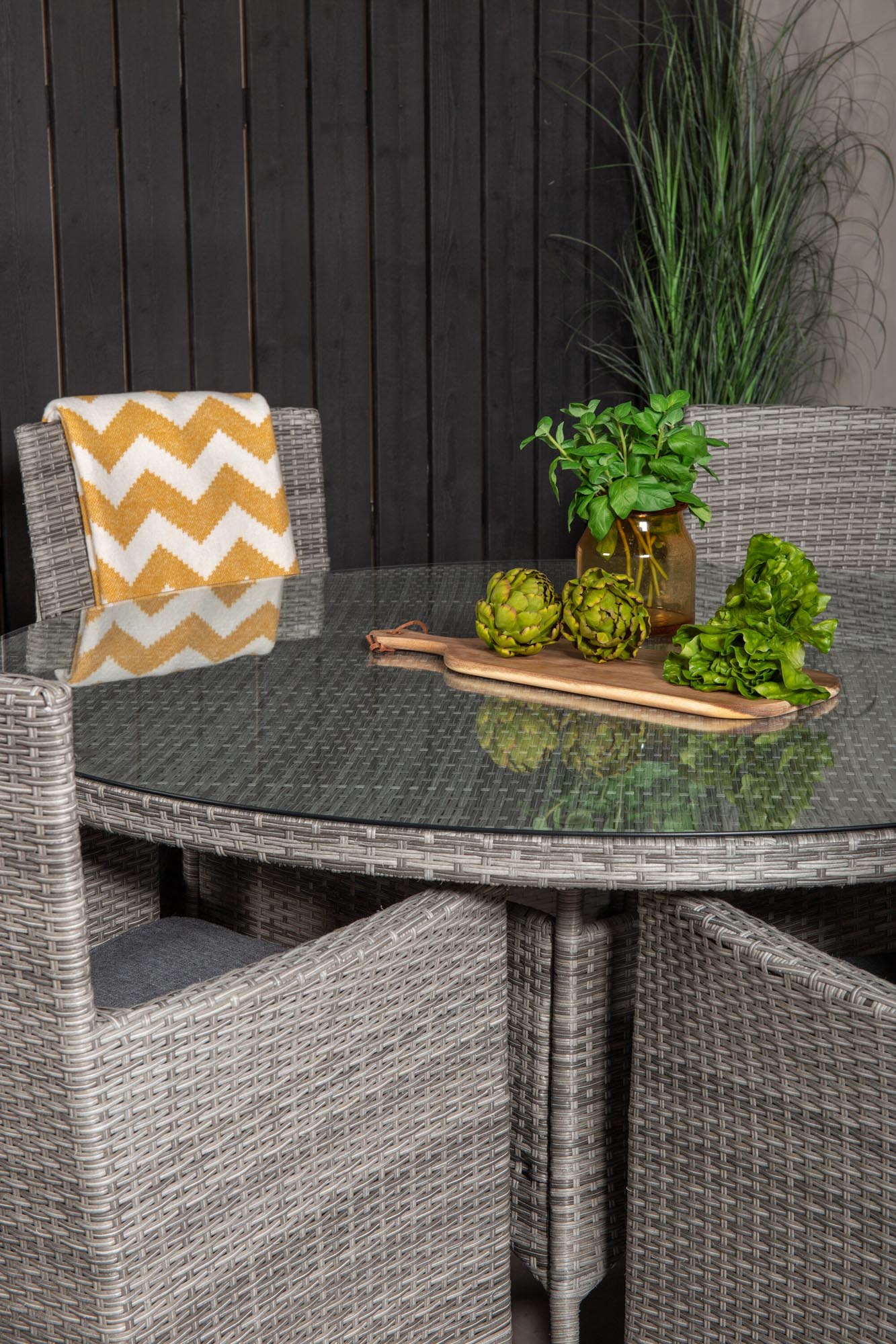 Volta Outdoor-Tischset + Malin ⌀150cm/6St. in Grau präsentiert im Onlineshop von KAQTU Design AG. Gartentischset ist von Venture Home