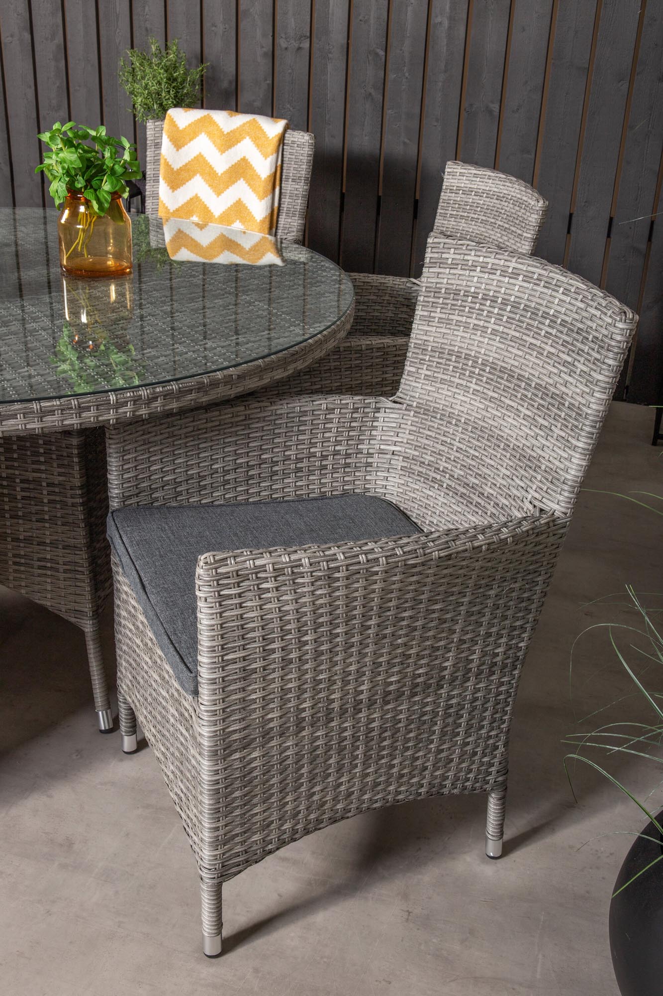 Volta Outdoor-Tischset + Malin ⌀150cm/6St. in Grau präsentiert im Onlineshop von KAQTU Design AG. Gartentischset ist von Venture Home