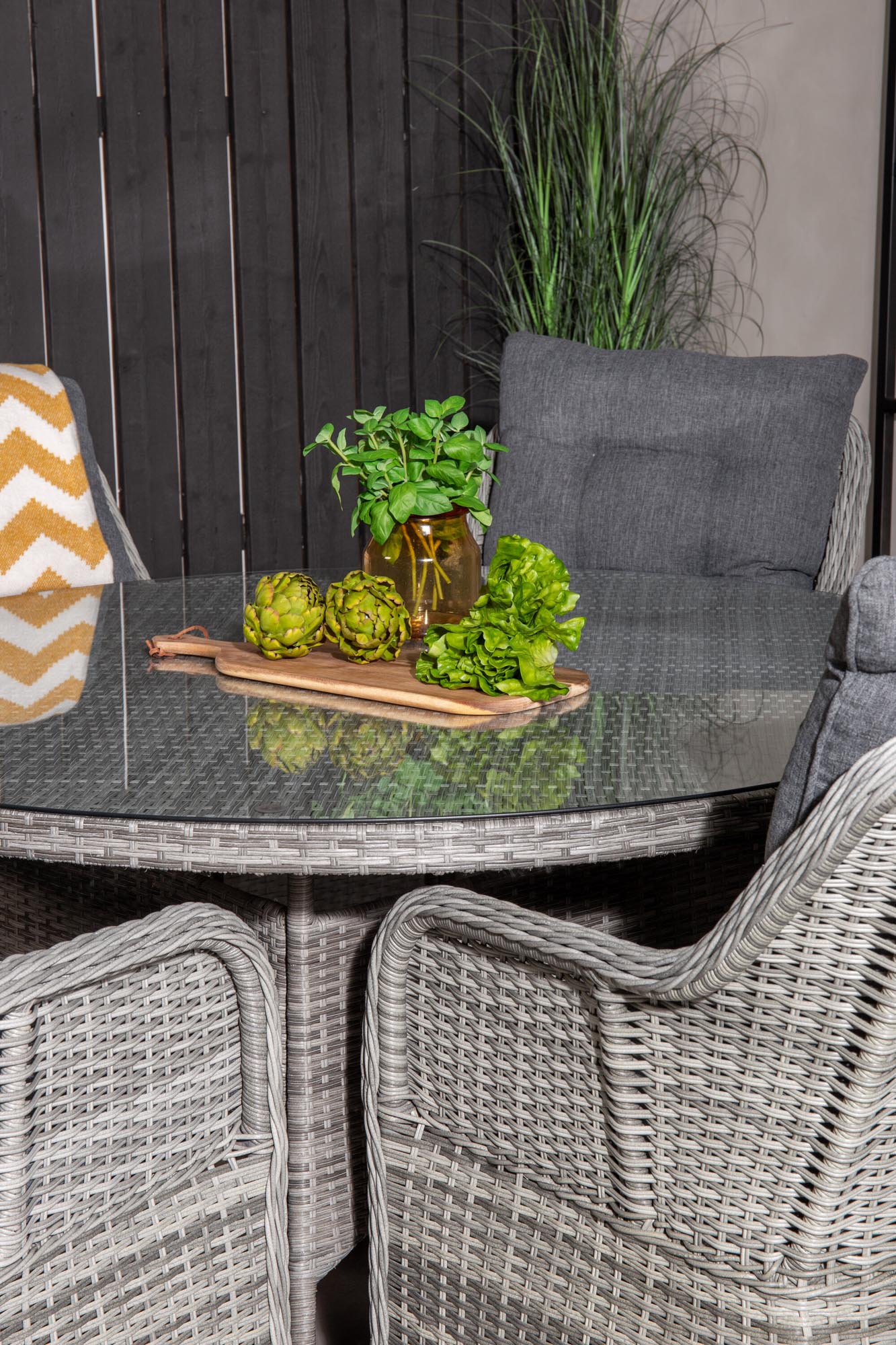 Volta Outdoor-Tischset + Vikelund ⌀150cm/6St. in Grau präsentiert im Onlineshop von KAQTU Design AG. Gartentischset ist von Venture Home