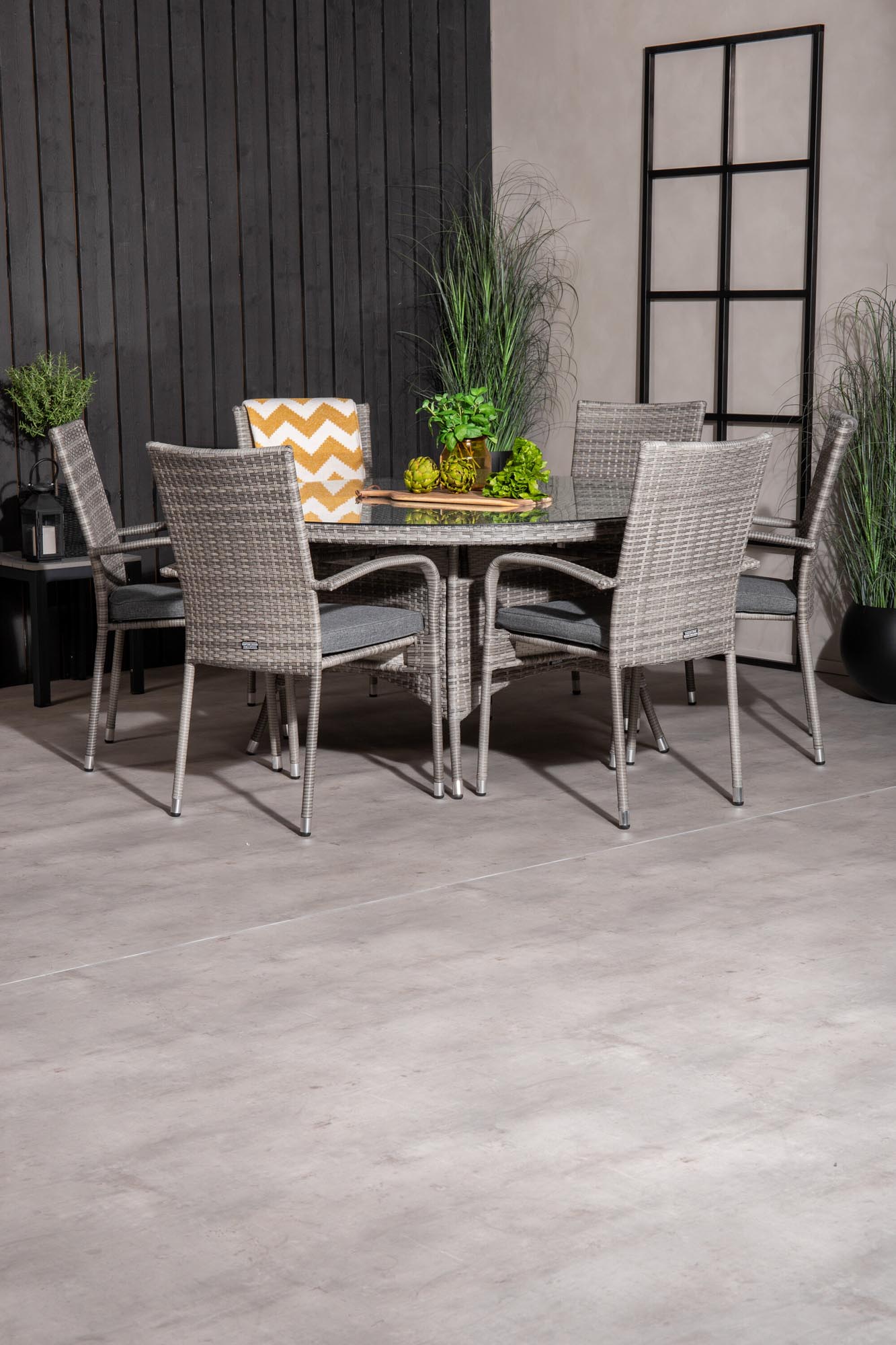 Elegantes Volta Outdoor-Tischset: Wetterfestes Korbgeflecht, ergonomische Anna-Stühle, ideal für gesellige Gartenrunden.