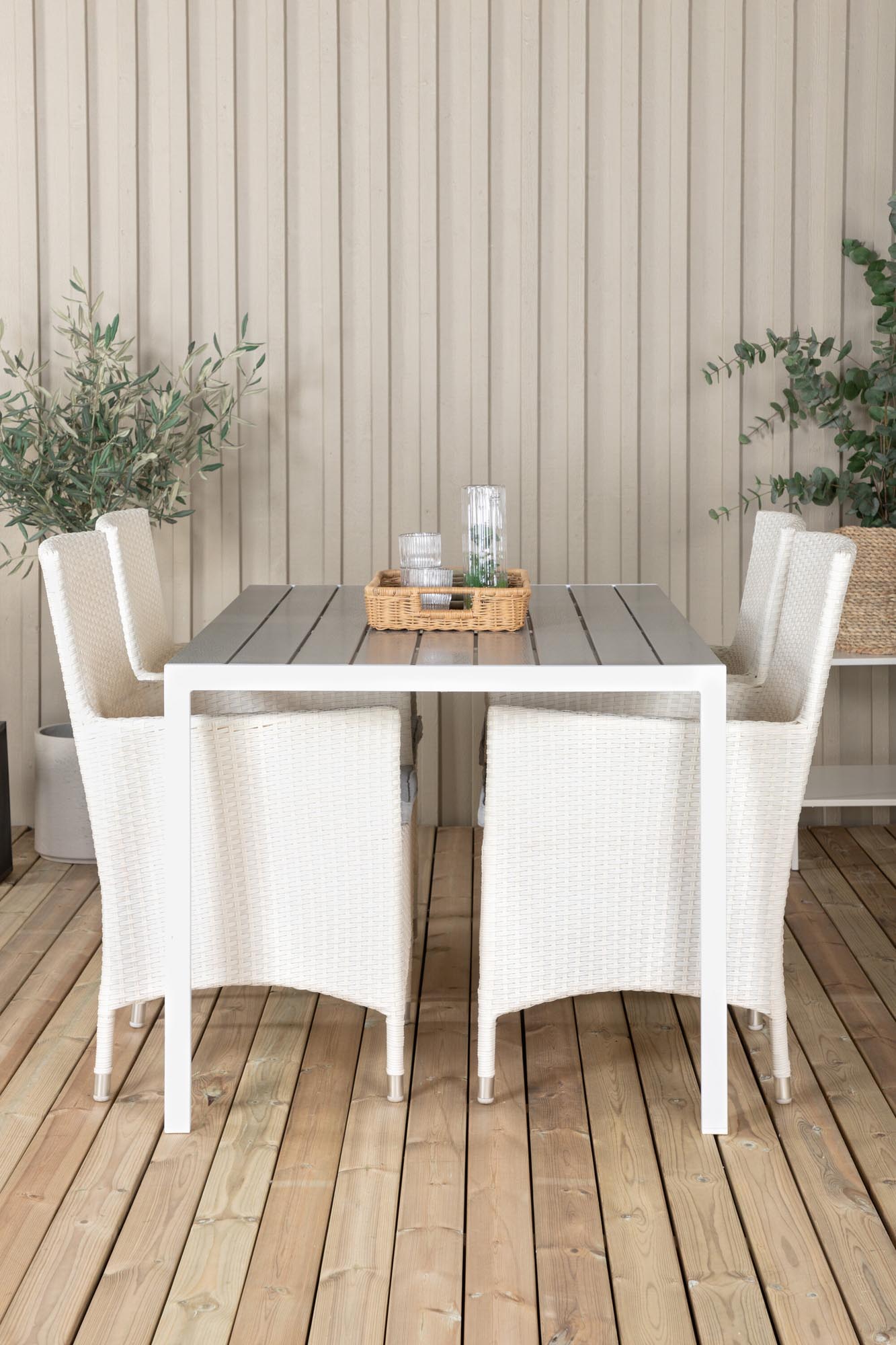 Verwandeln Sie Ihre Terrasse in eine stilvolle Oase mit dem Break Outdoor-Tischset + Malin 150cm/4St. von Venture Home – perfekt für gesellige Momente im Freien!