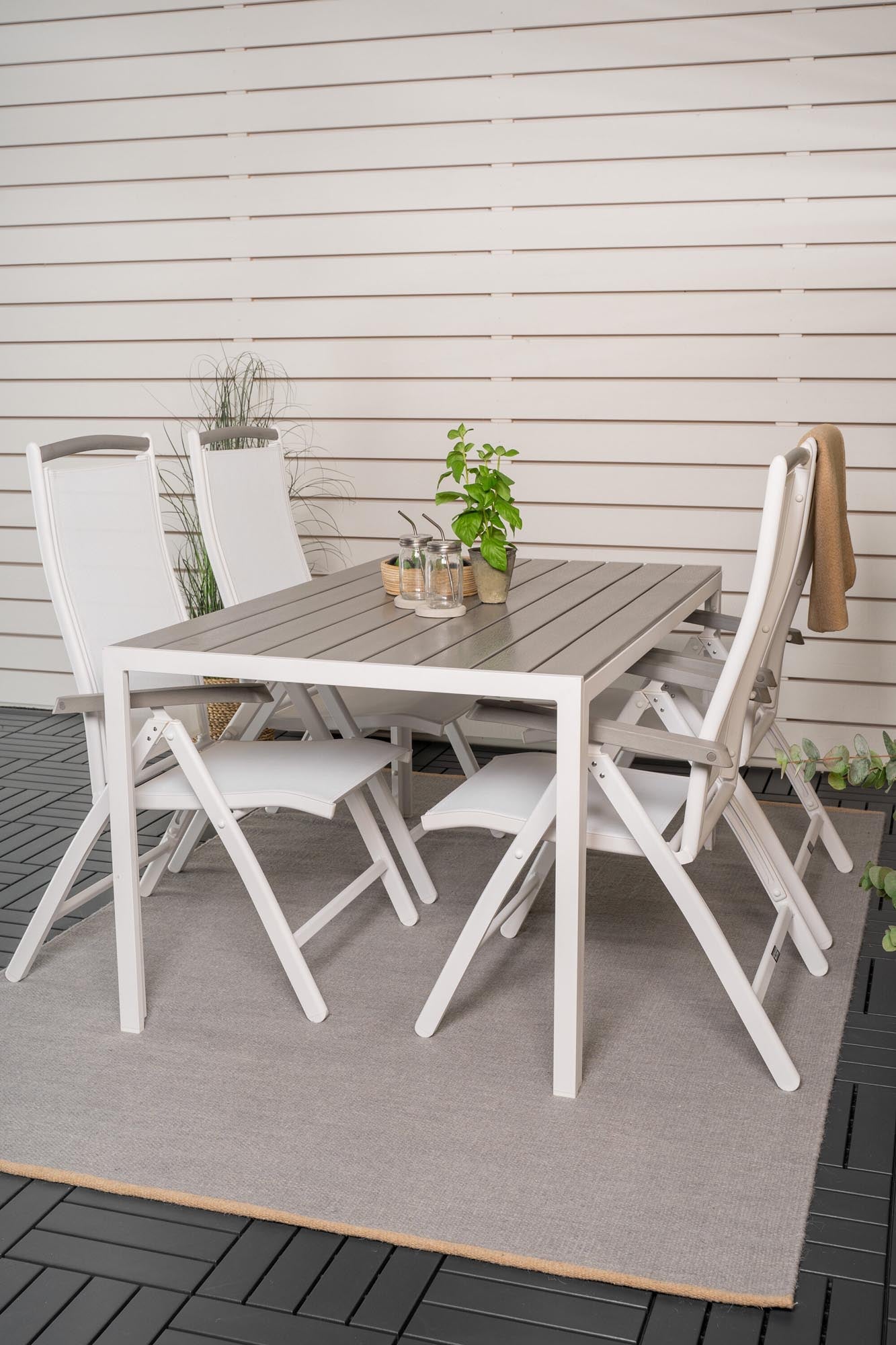 Stylisches Break Outdoor-Tischset mit Albany 150cm für 4 Personen. Ideal für gesellige Abende im Freien, pflegeleicht und elegant.