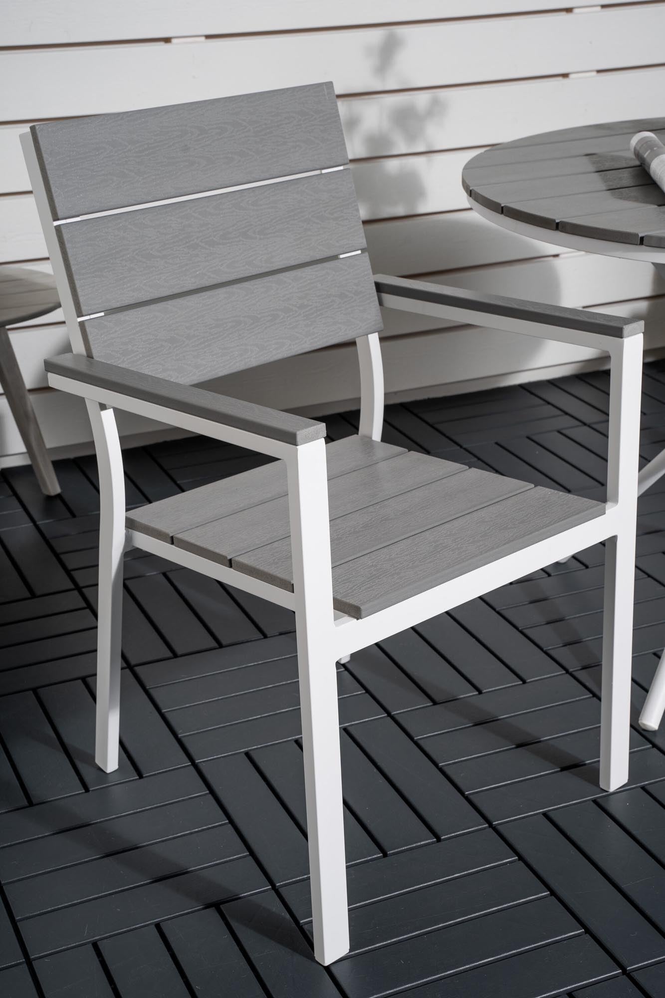 Stilvolles Parma Outdoor-Tischset von Venture Home, ideal für kleine Terrassen. Robuster Aintwood, perfekt für gesellige Abende im Freien.