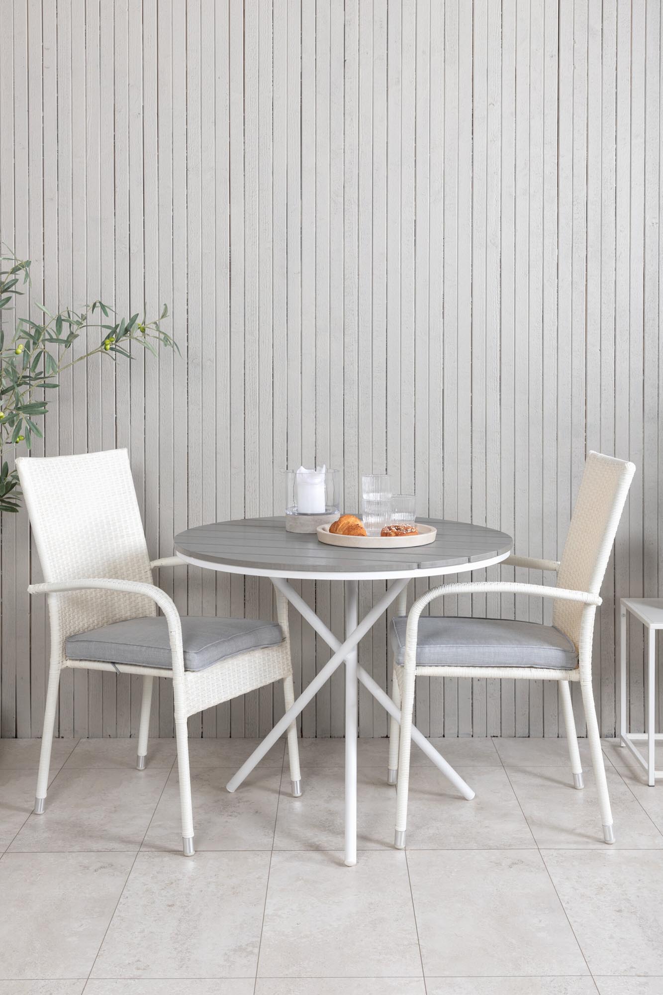 Entdecken Sie das elegante Parma Outdoor-Tischset + Anna: runder 90 cm Tisch, wetterfest, inklusive 2 bequemen, stapelbaren Stühlen. Ideal für entspannte Stunden im Freien!